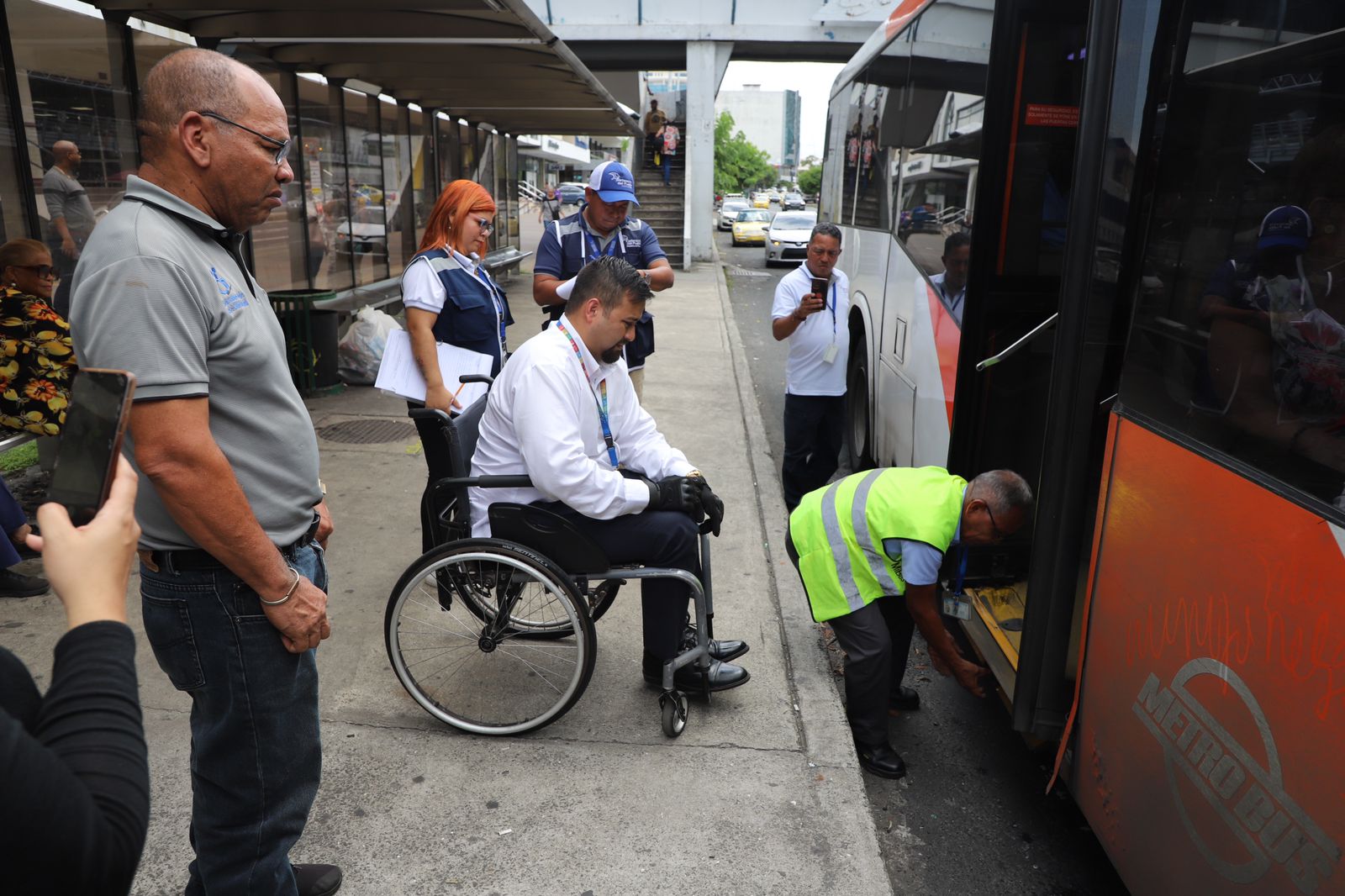 Personas con movilidad reducida enfrentan dificultades para abordar un transporte público