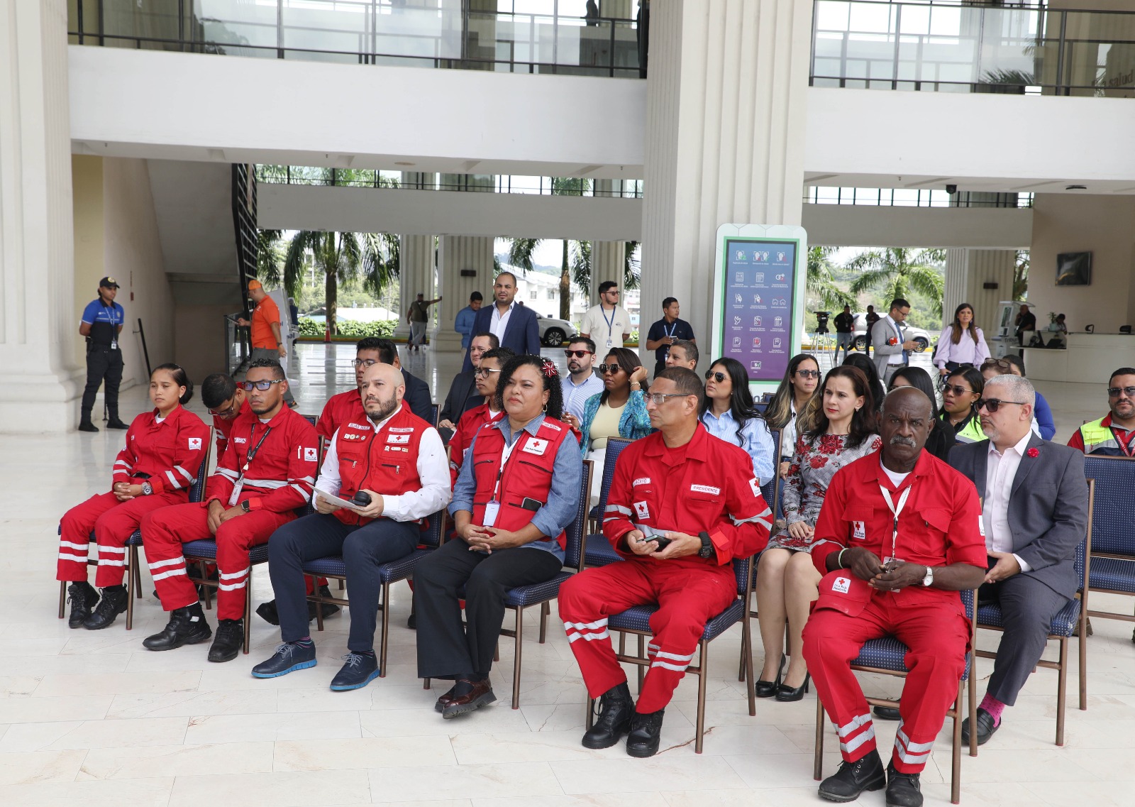 Entregan ambulancias a la Cruz Roja Panameña
