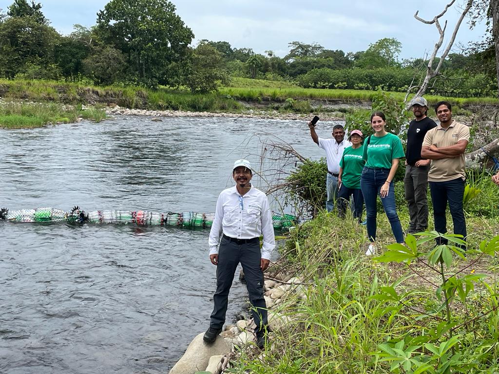 Para atrapar desechos en el río Escárrea, en Chiriquí, instaladas barreras flotantes