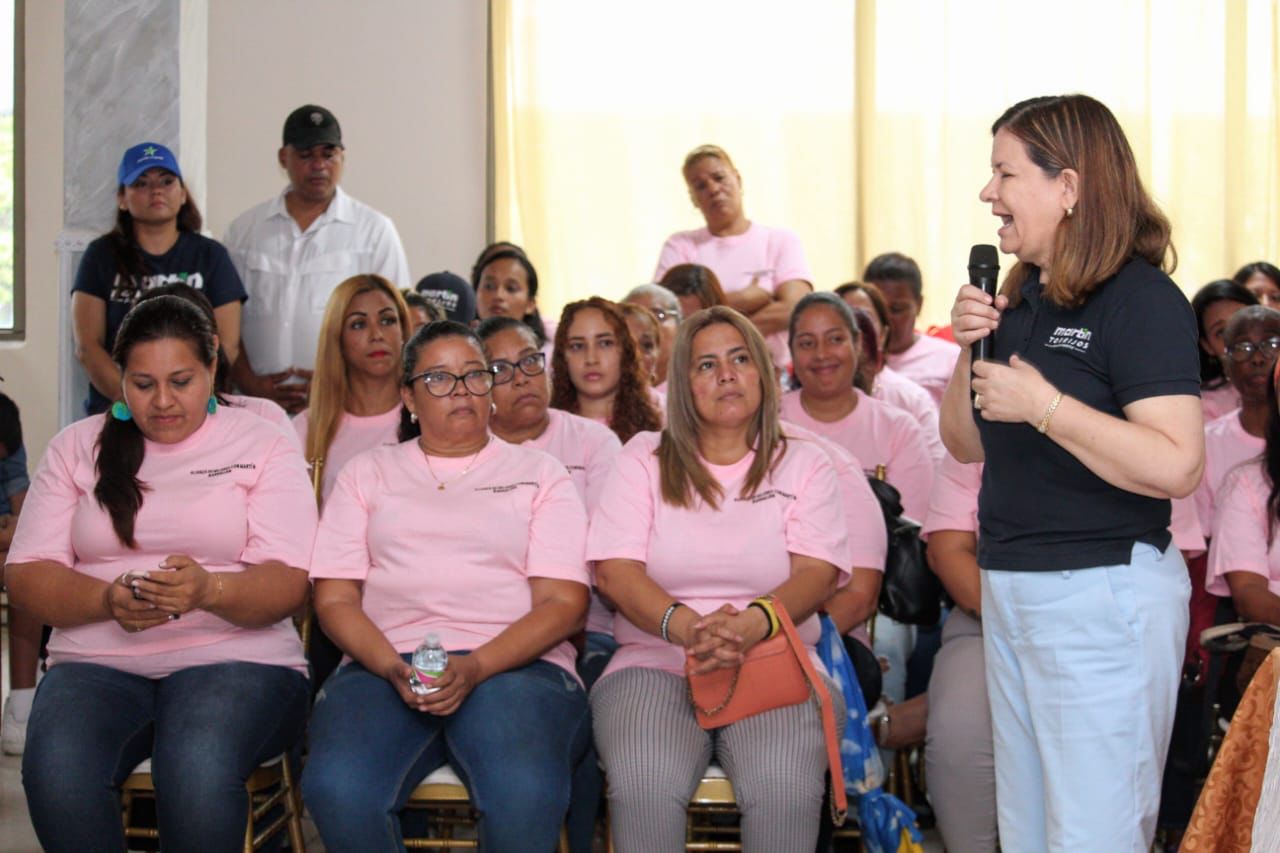 El candidato presidencial por el Partido Popular, Martín Torrijos, durante un encuentro, en Arraiján, con mujeres que se sumaron al proyecto Panamá Posible. Fotos, campaña Martín Torrijos.
