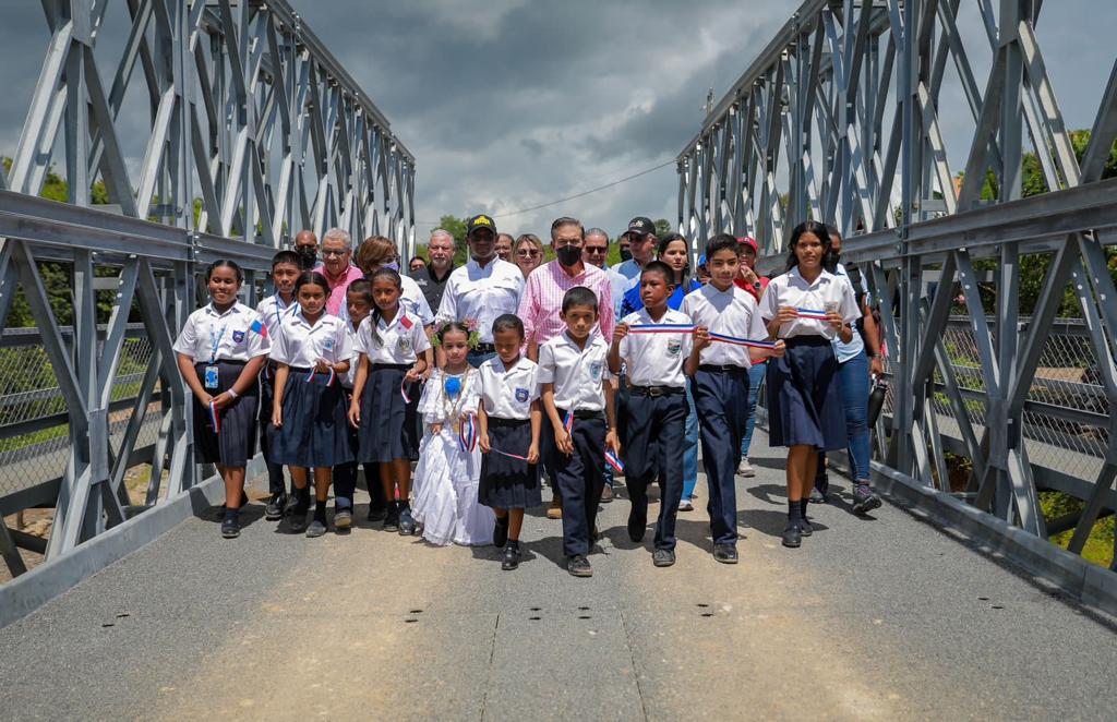 Gobierno entregó Centro Materno Infantil y un puente vehicular en la provincia de Coclé