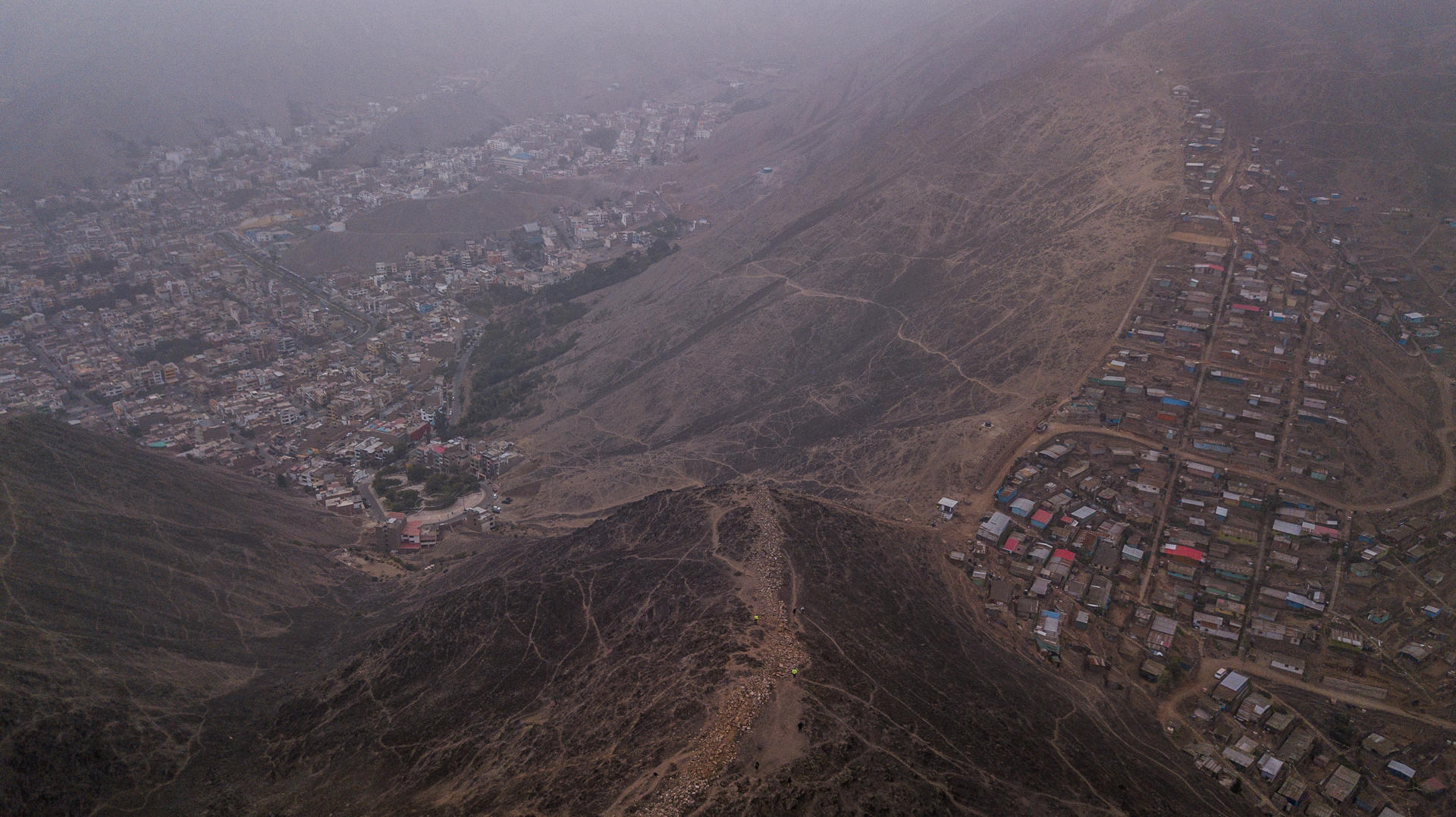 El muro de la vergüenza que separa ricos de pobres en Lima comienza a ser pasto del olvido