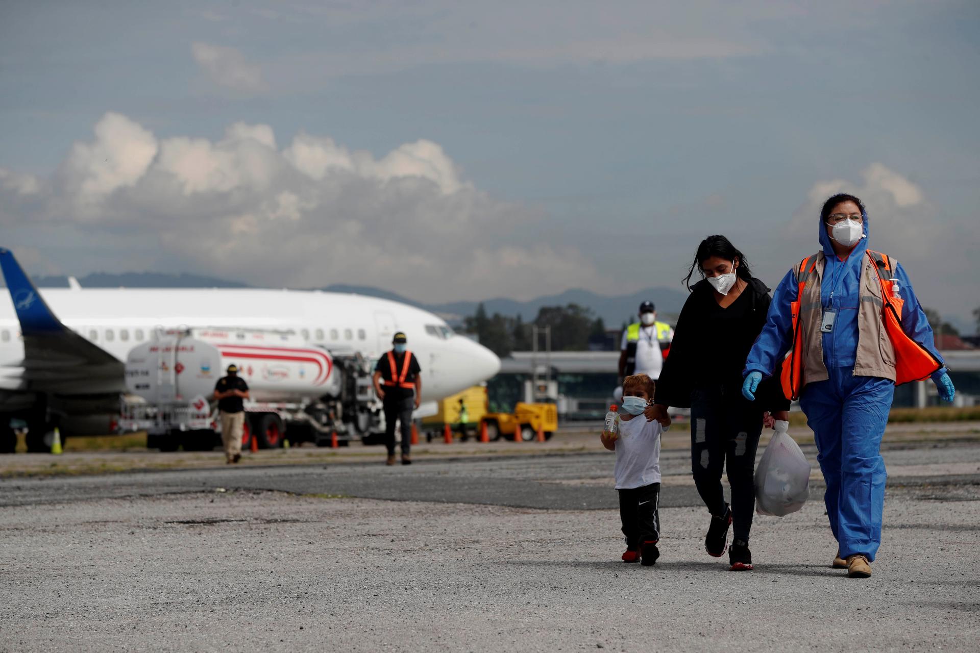 EE.UU. reanudará los vuelos de deportación a Venezuela para disuadir la migración