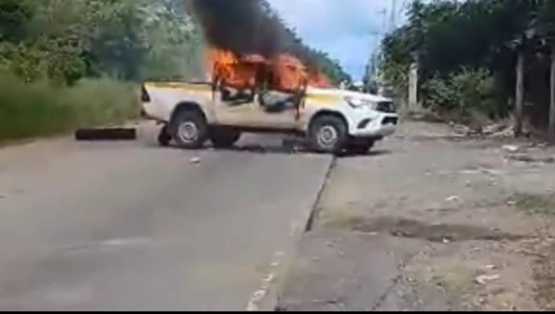 Manifestantes incendiaron auto del Estado, hay 22 aprehendidos