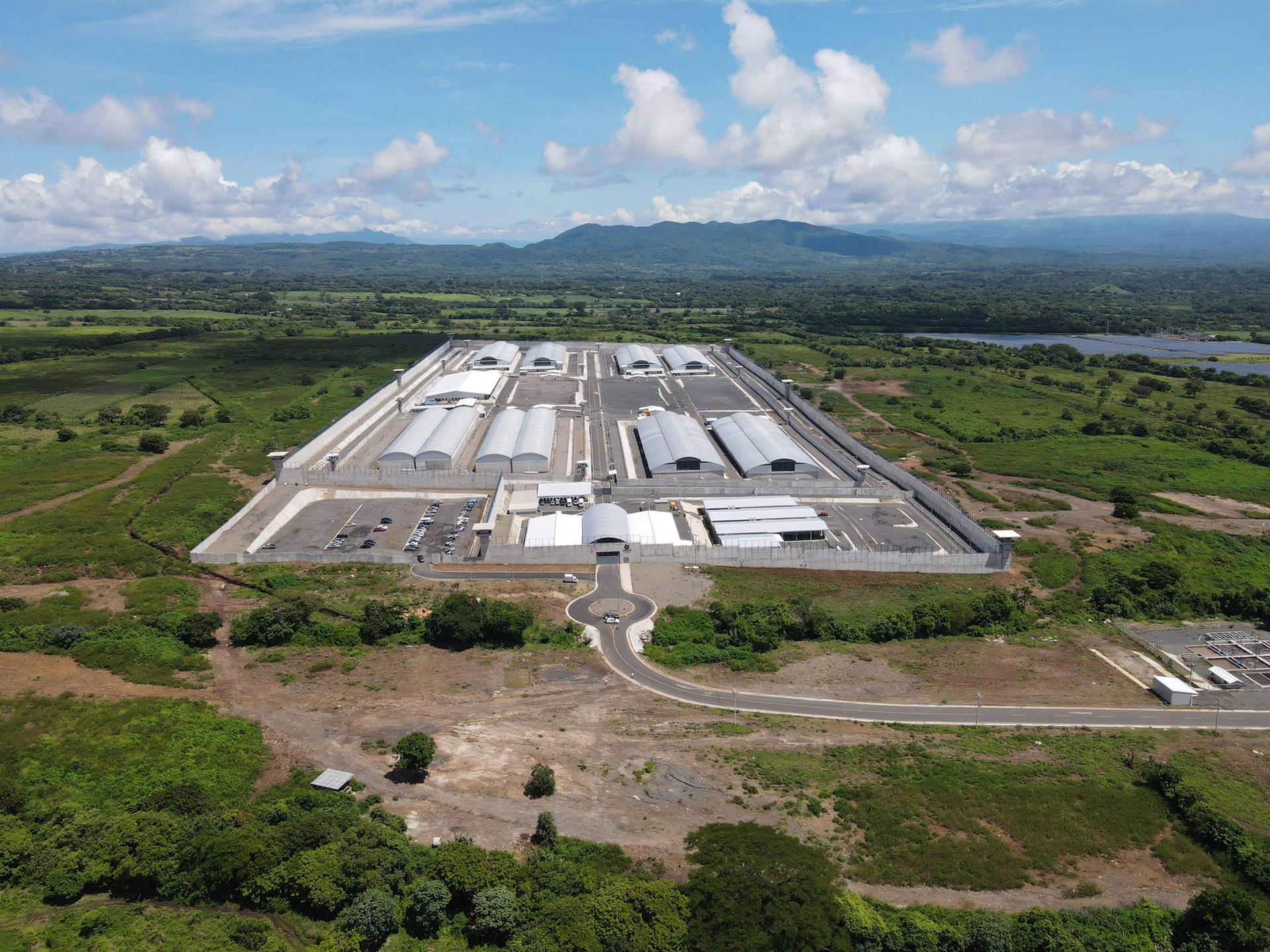 Megacárcel para maras salvadoreñas opera al 30% de su capacidad y no registra muertos