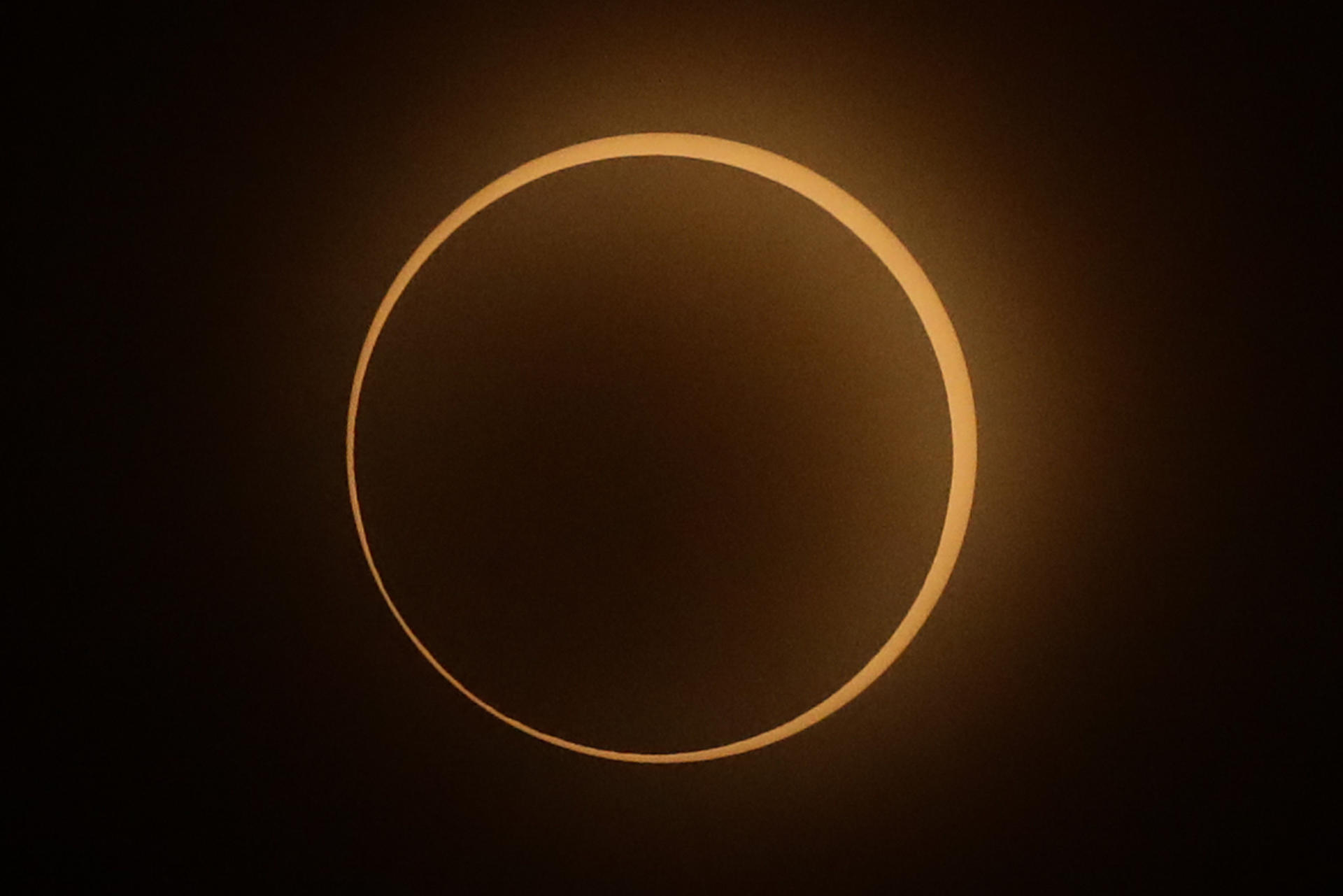 Un anillo de fuego, oscuridad: un eclipse solar anular maravilla en Panamá