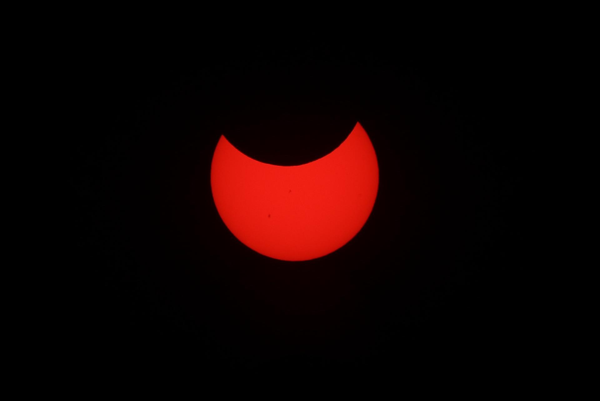 Un eclipse solar anular inició su recorrido por el norte del continente americano