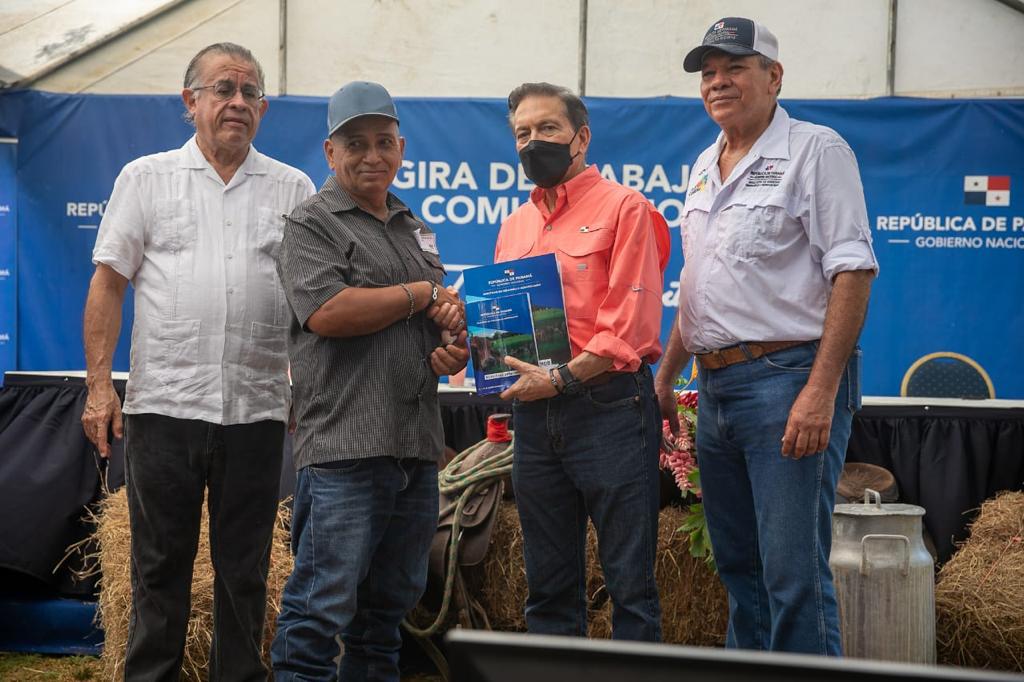 Presidente Cortizo Cohen entregó 61 sementales a pequeños ganaderos en la provincia de Veraguas