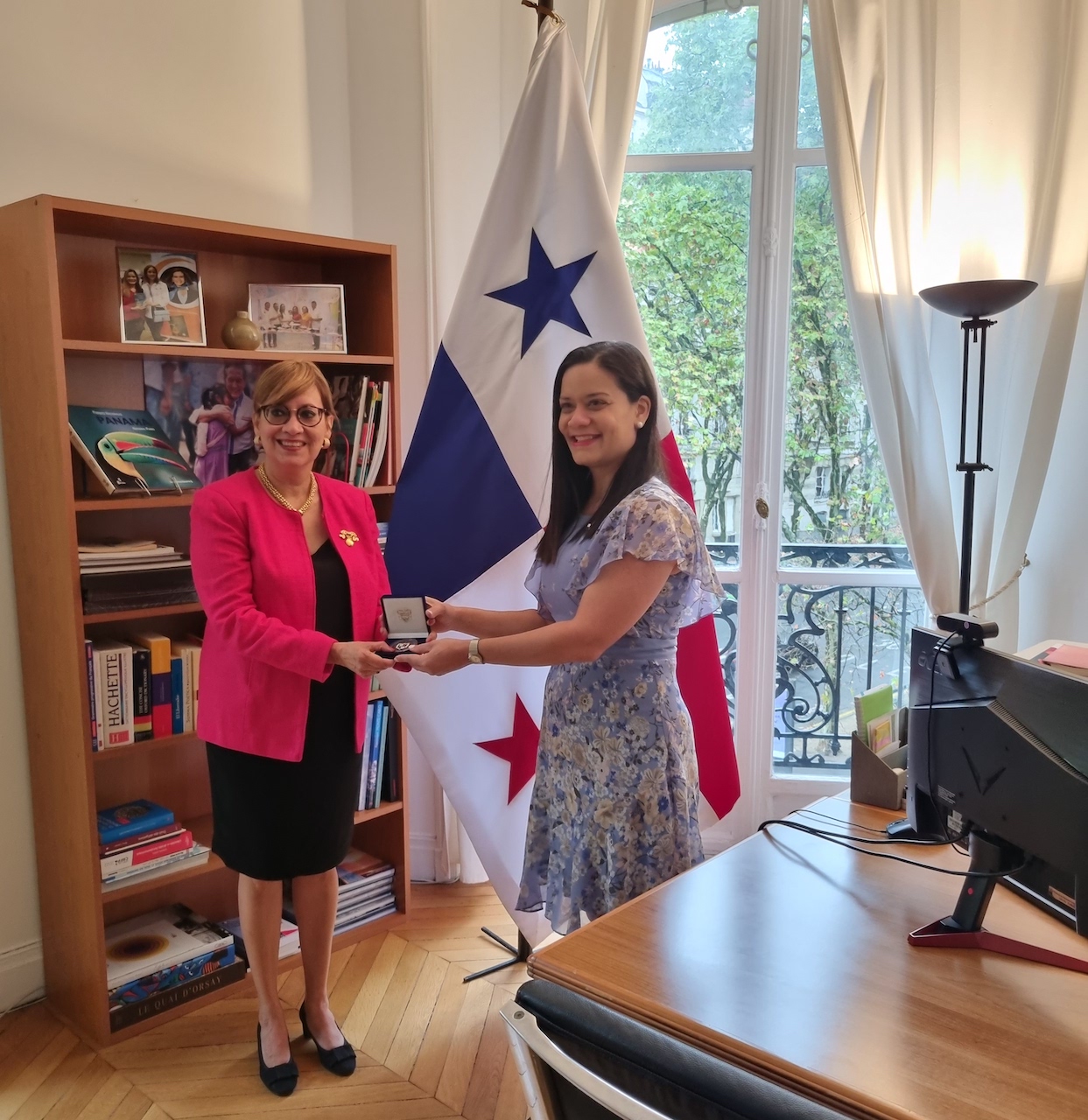 Embajada de Panamá en Francia entregó dos distinciones a doña Flor María Muñoz Bañales