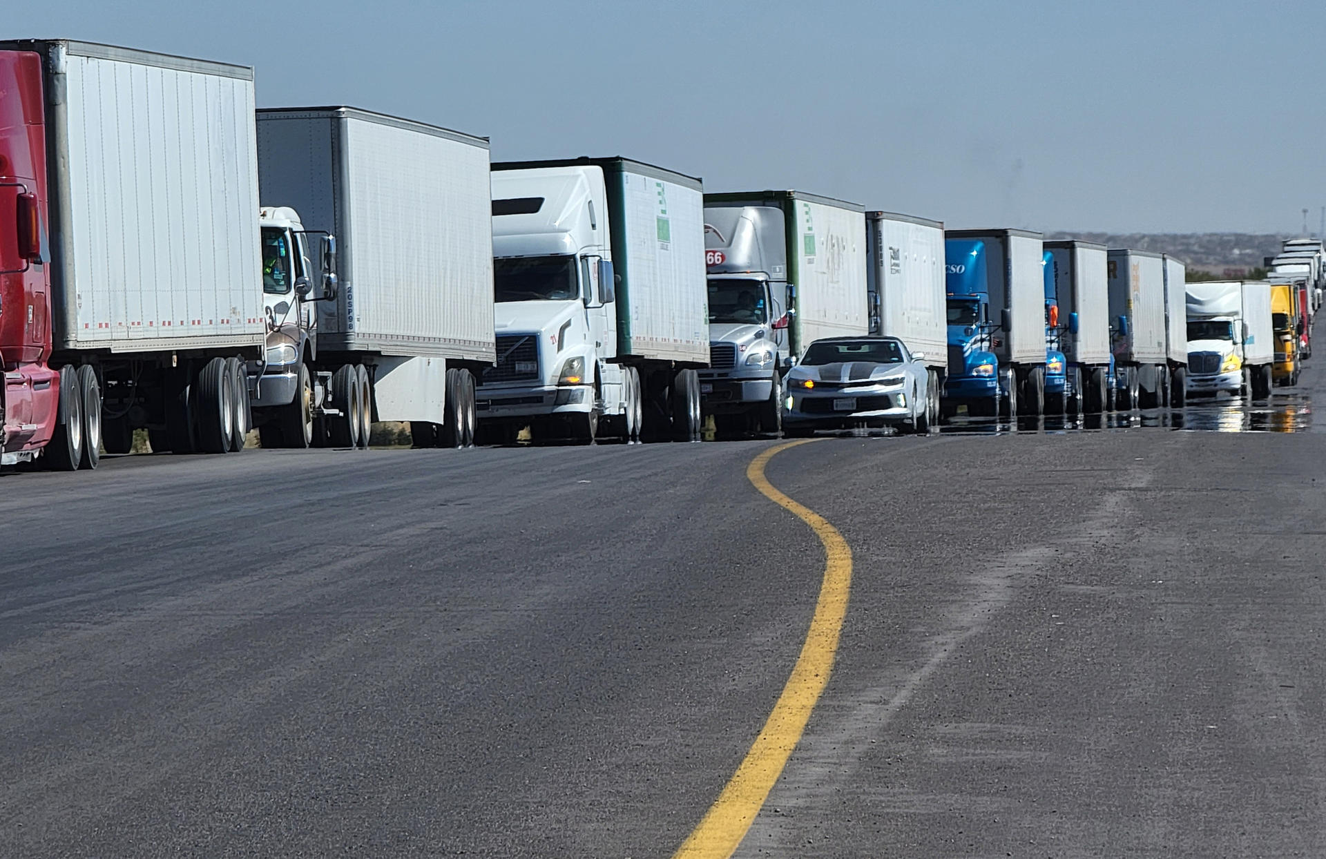 Bloqueo de Texas en mexicana Ciudad Juárez afecta exportación de mercancías a EE.UU.