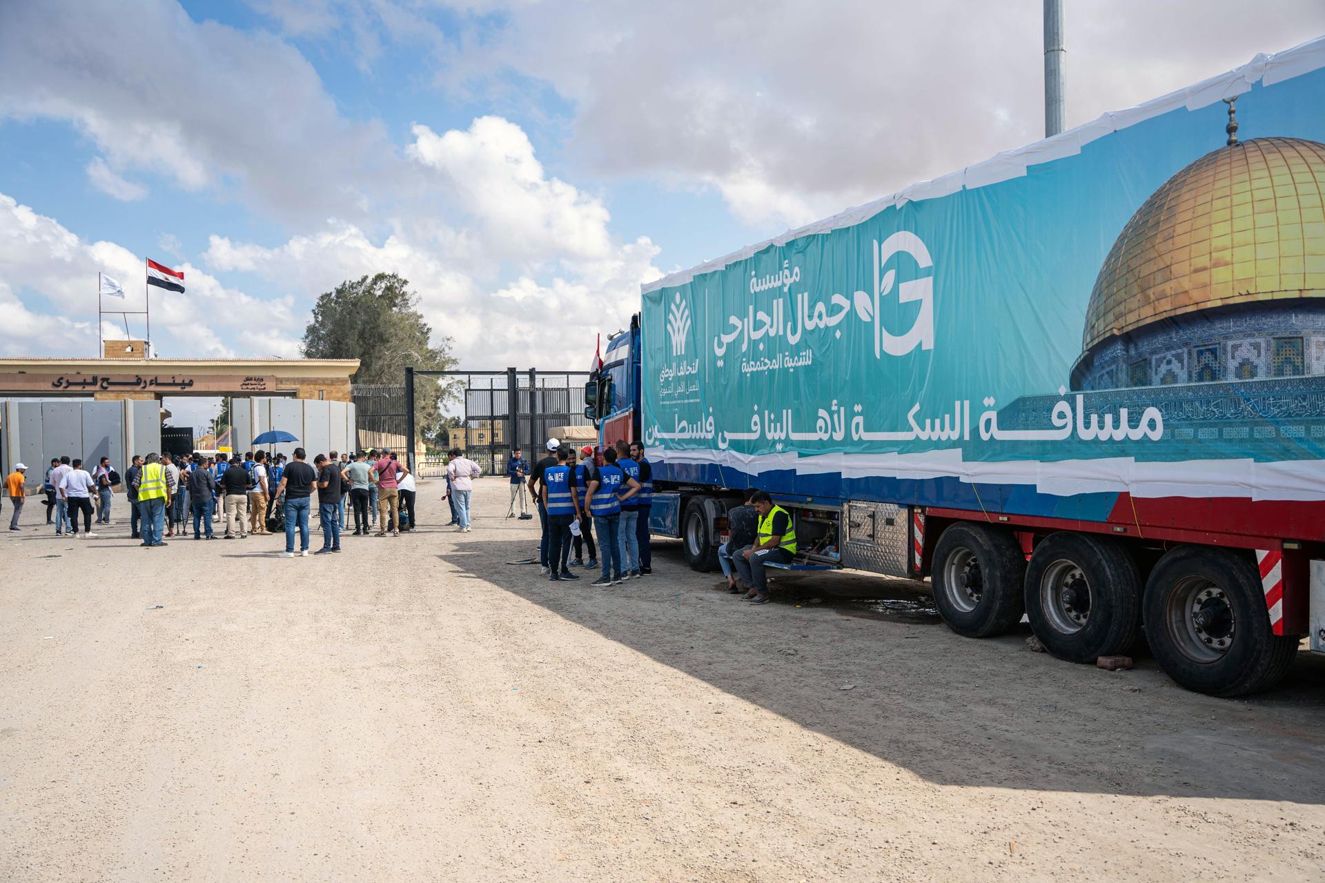 Entró un tercer convoy de veinte camiones de ayuda humanitaria desde Egipto a Gaza