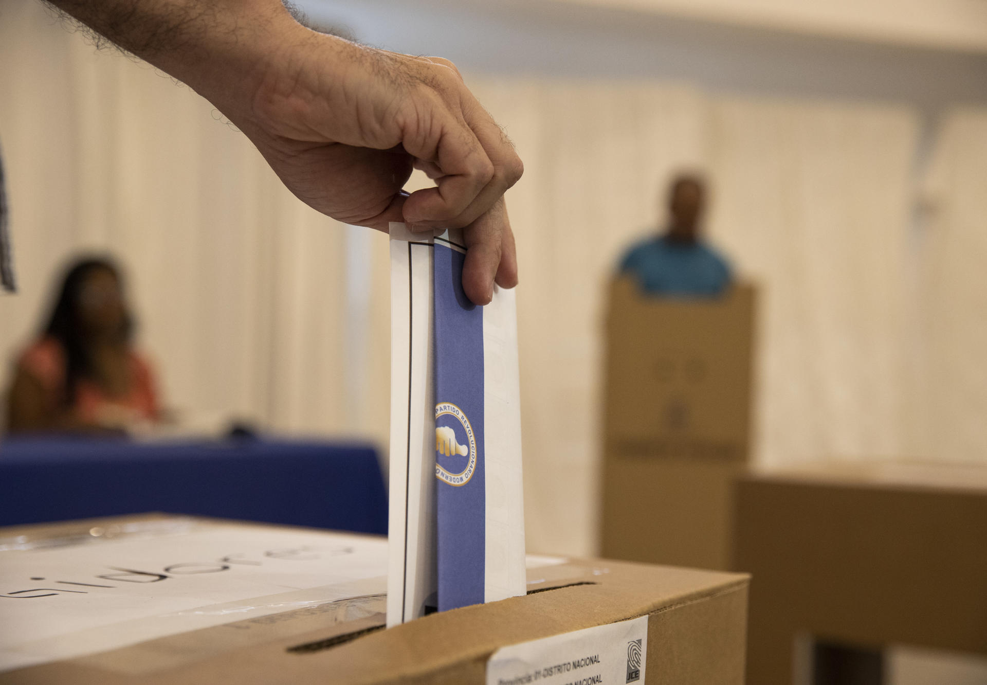 El presidente dominicano Abinader ganó primarias con casi el 91% y optará a la reelección