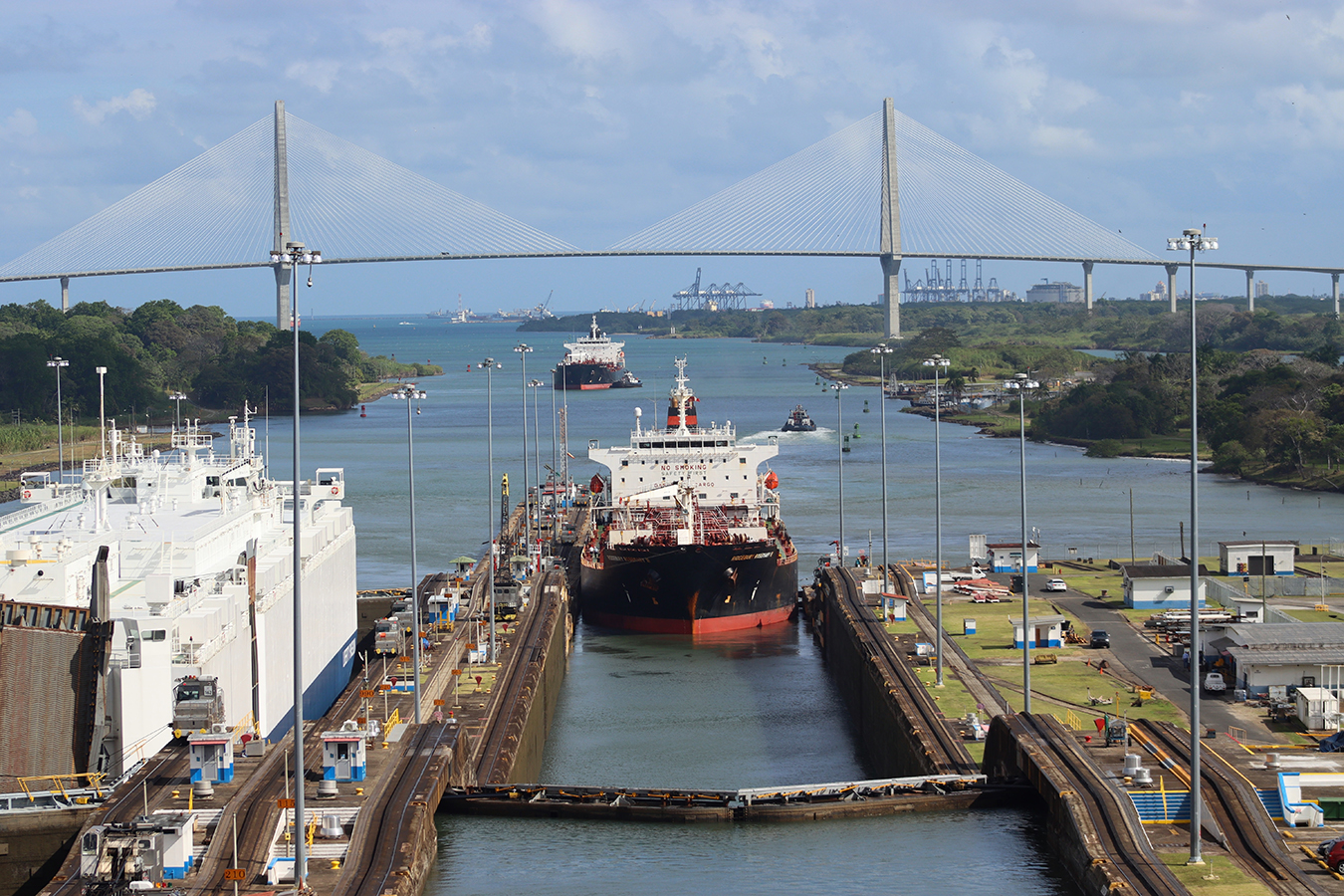 Riesgos climáticos se ciernen sobre el canal de Panamá, un vital enlace comercial mundial
