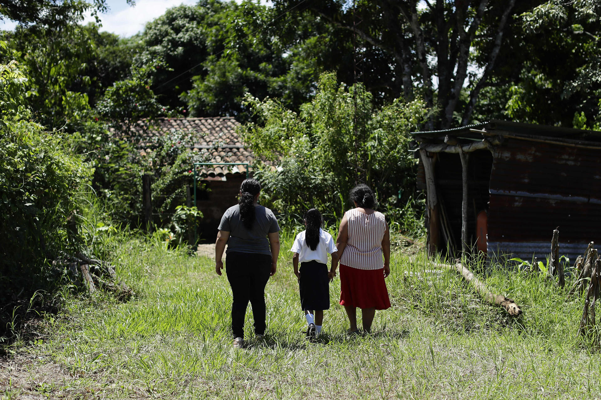 Familia pide libertad de joven salvadoreña condenada a 30 años tras emergencia obstétrica