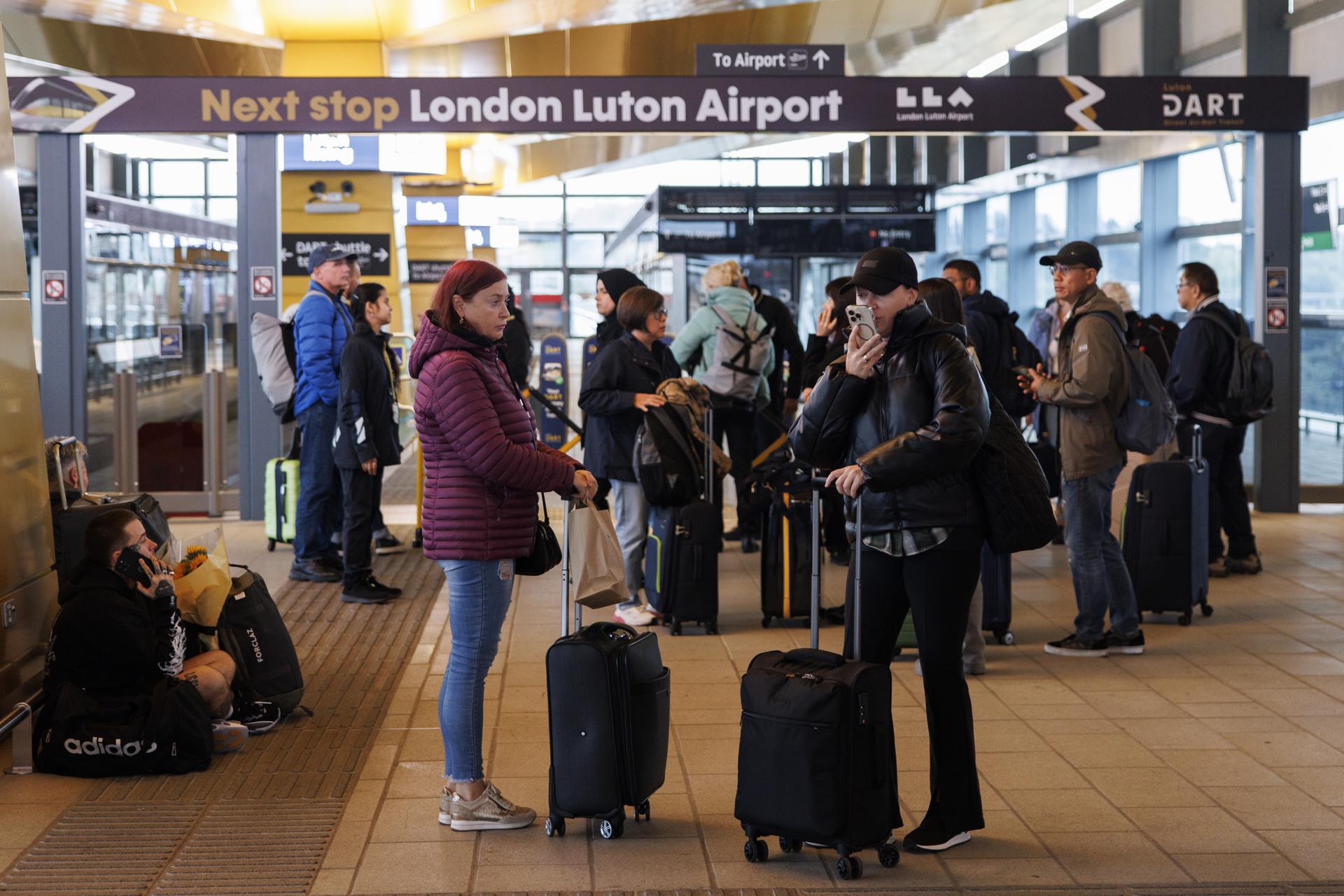 El aeropuerto británico de Luton reanudó los vuelos cancelados tras un incendio