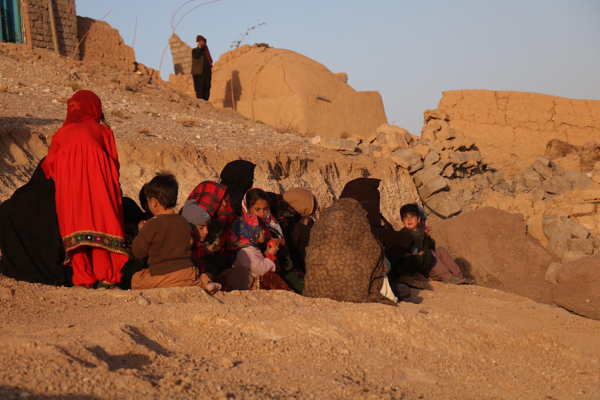 Subió a 2,400 muertos y 2,000 heridos las víctimas de los terremotos en el oeste de Afganistán