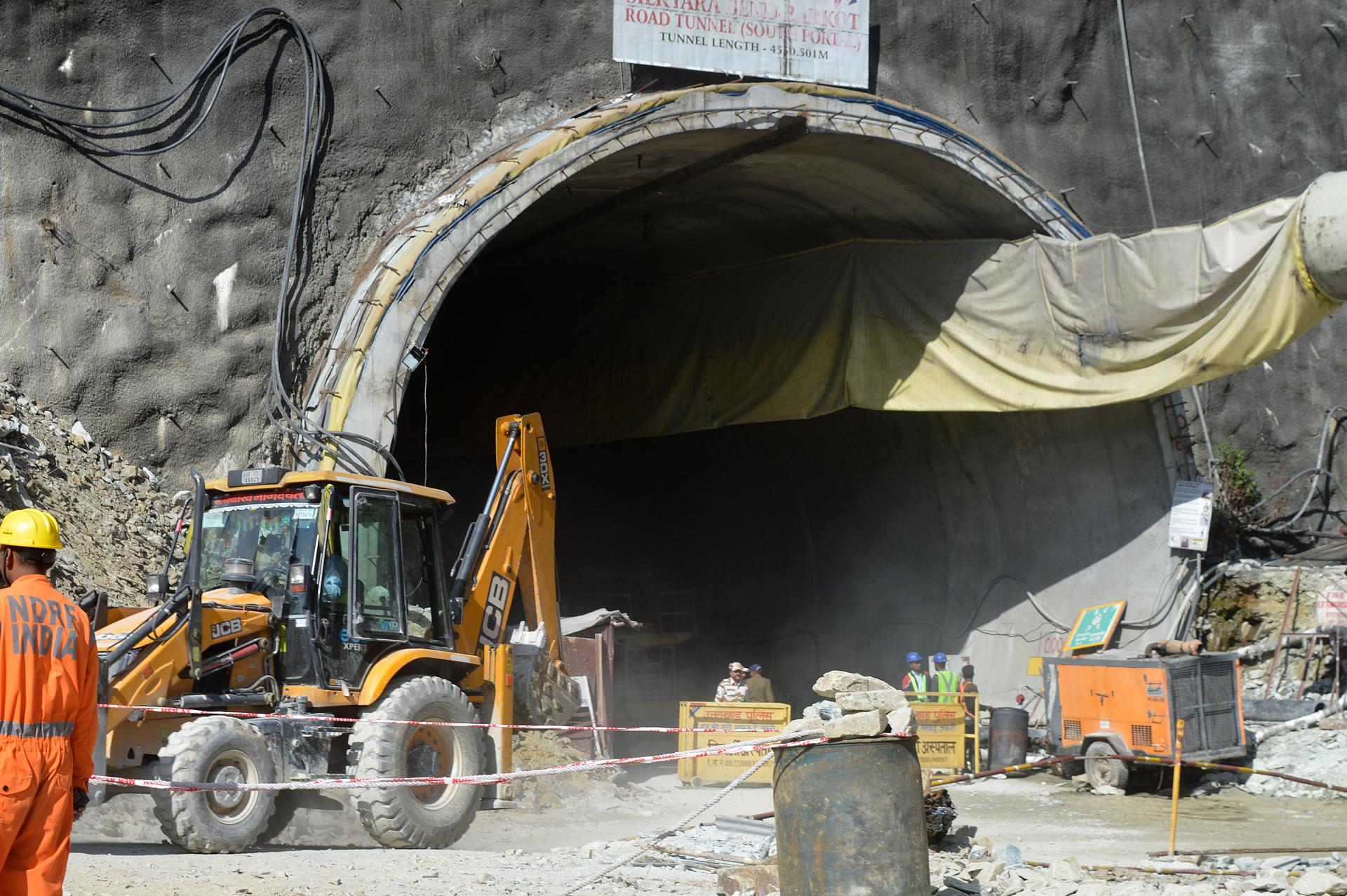 Maquinaria pesada y tuberías para rescatar a 40 personas atrapadas en un túnel en la India