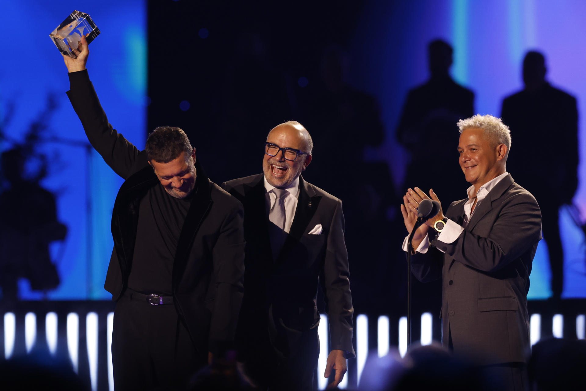 Los Latin Grammy premian a Antonio Banderas por su apuesta por la música y el arte