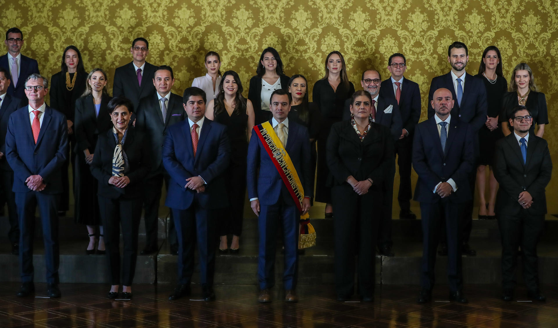 El presidente de Ecuador posó en foto oficial con su gabinete y sin su vicepresidenta