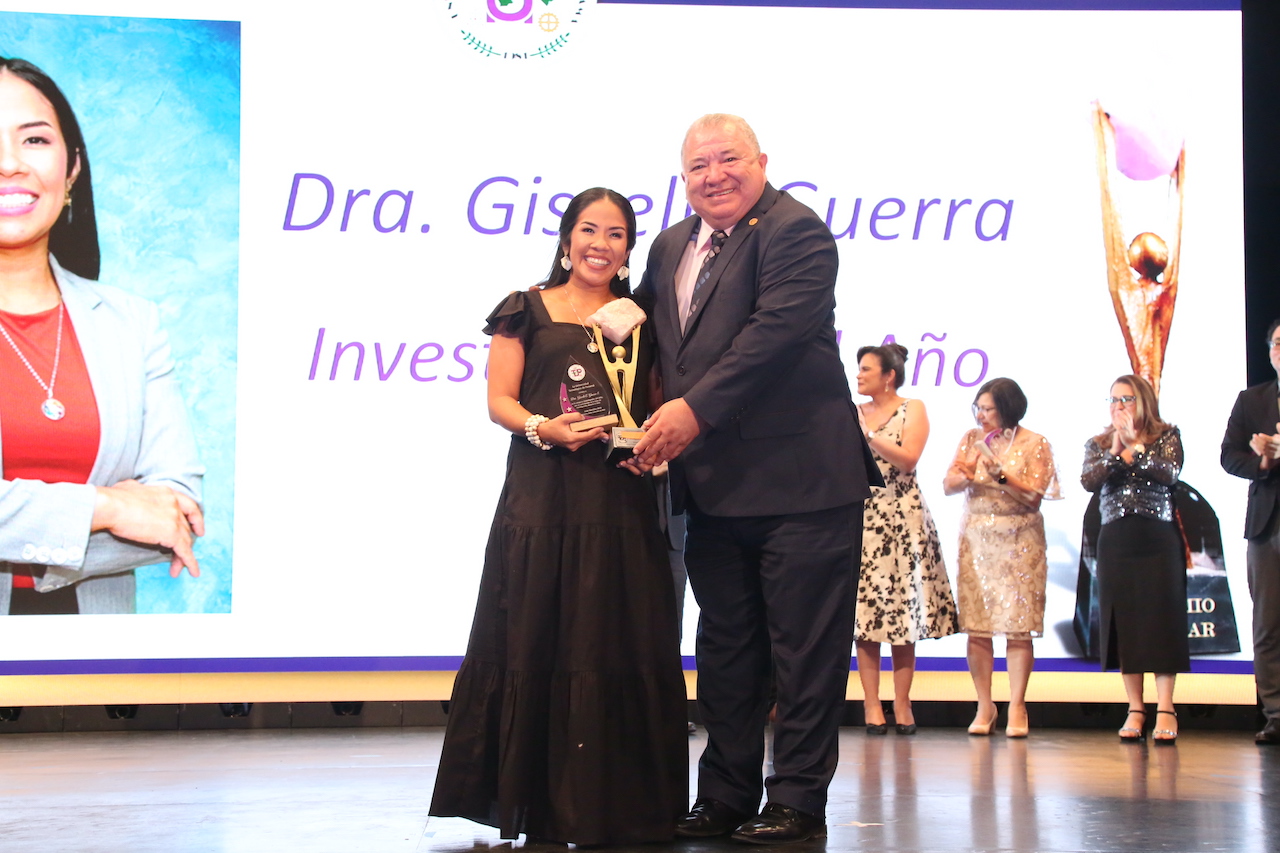 La Dra. Gisselle Guerra recibió el Premio Cuásar en gala de la UTP