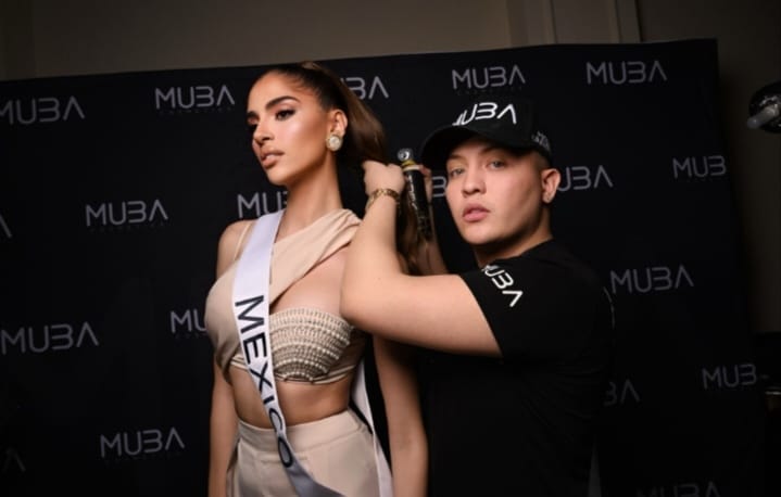 El maquillador Alexander Olivero descolló en el escenario del Miss Universo 2023