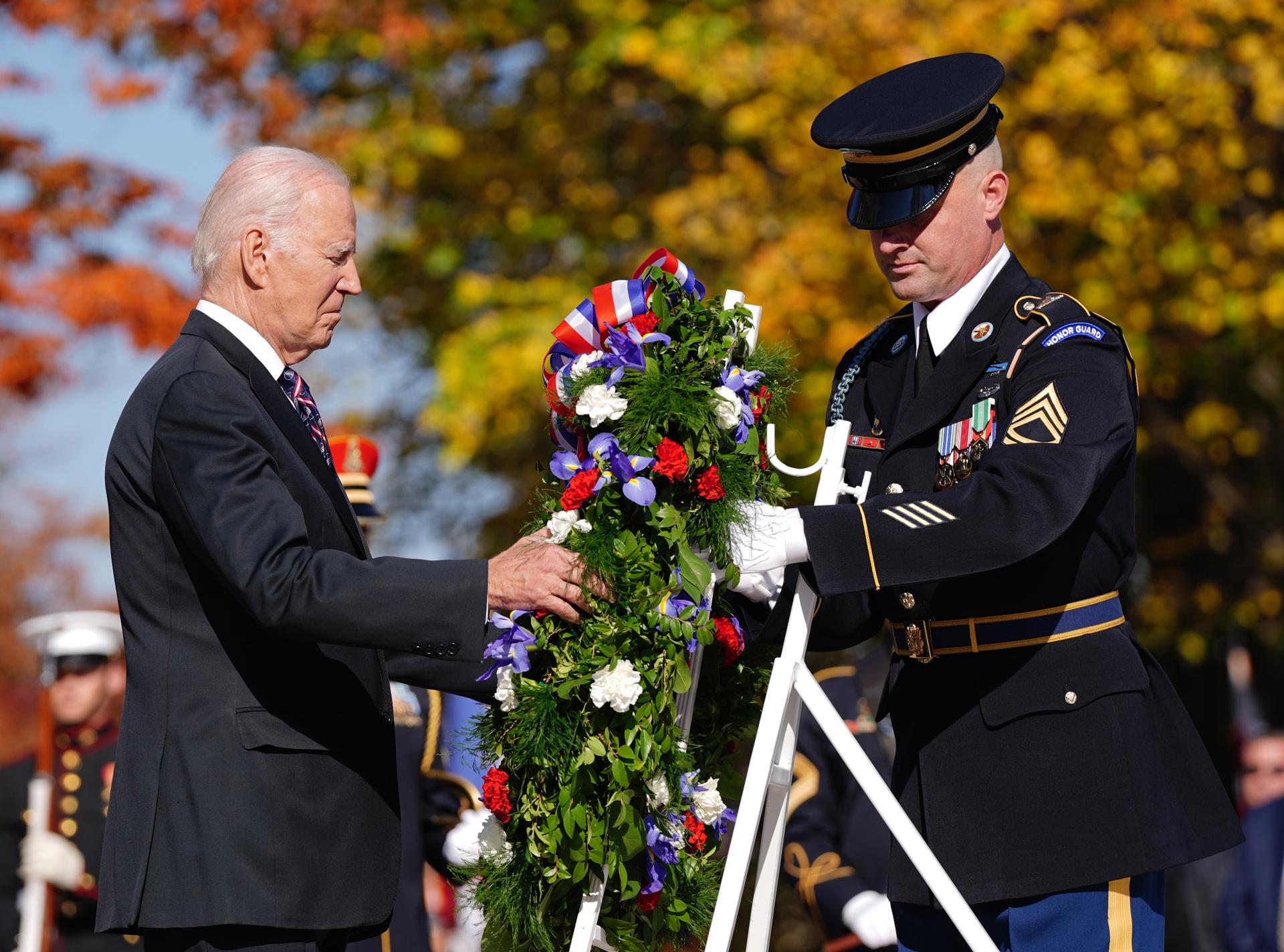 Joe Biden rindió honor a los veteranos, la "columna de acero" de Estados Unidos