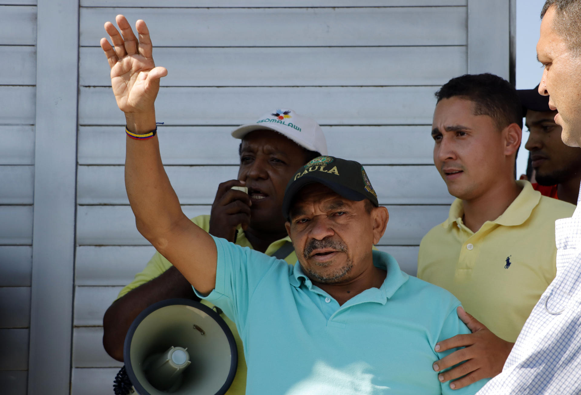El padre de Luis Díaz regresó a su casa aclamado por la gente de su pueblo