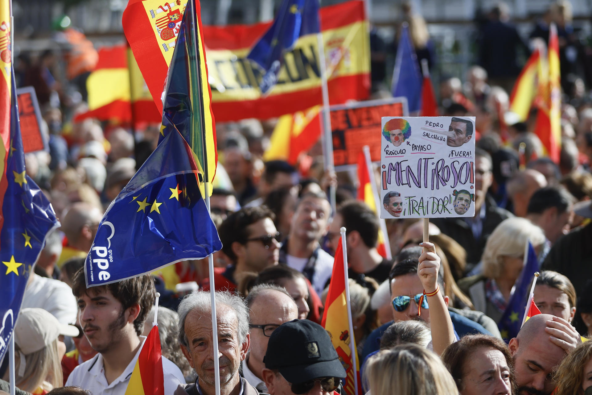 Cientos de miles de españoles protestan contra perdón a los independentistas pactado por Sánchez