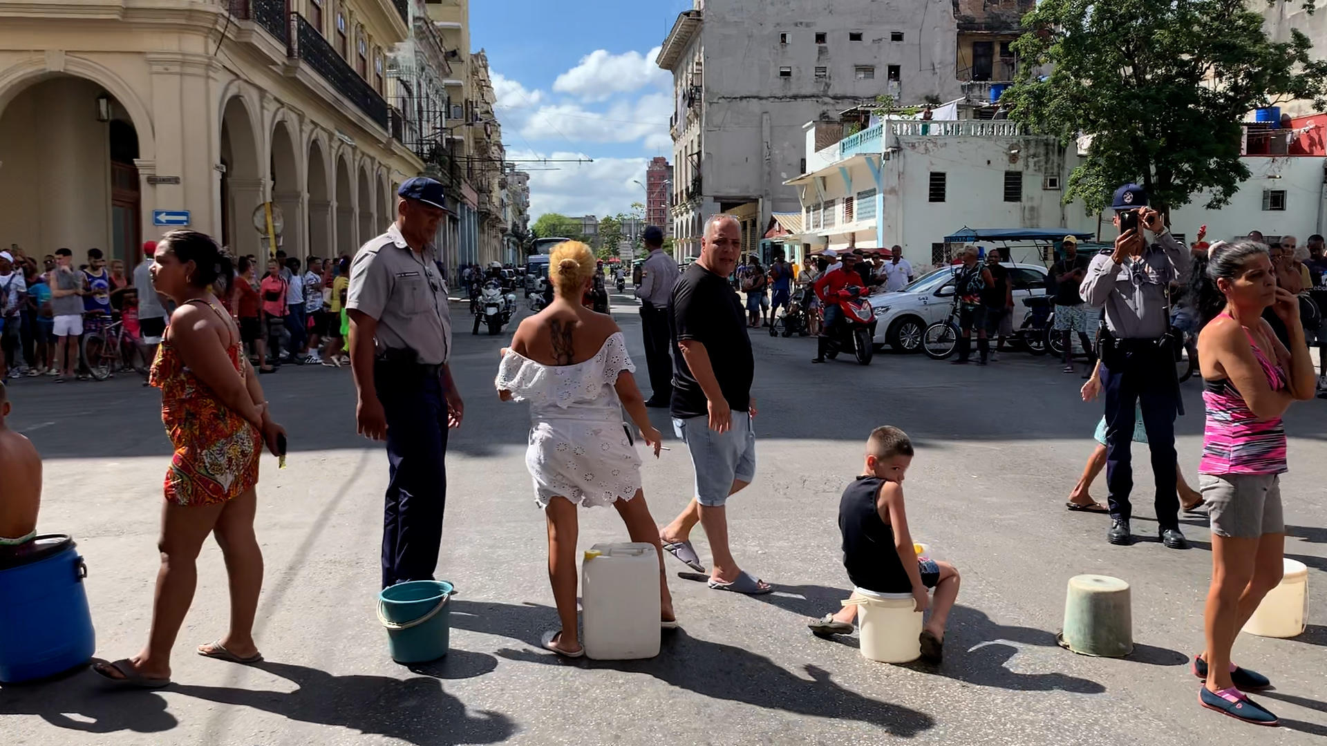 Varios cubanos protestaron en La Habana ante la escasez de agua potable