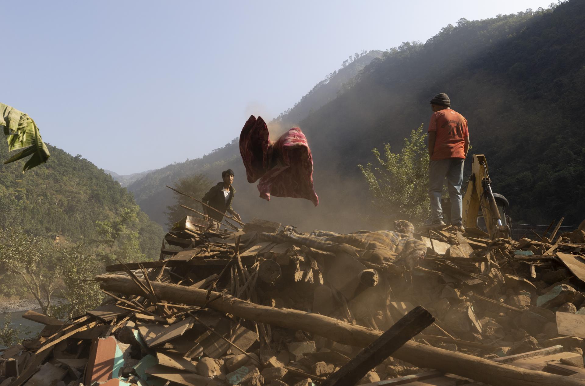 Nuevo terremoto de 5,3 sacude el oeste de Nepal tras el seísmo del viernes con 153 muertos