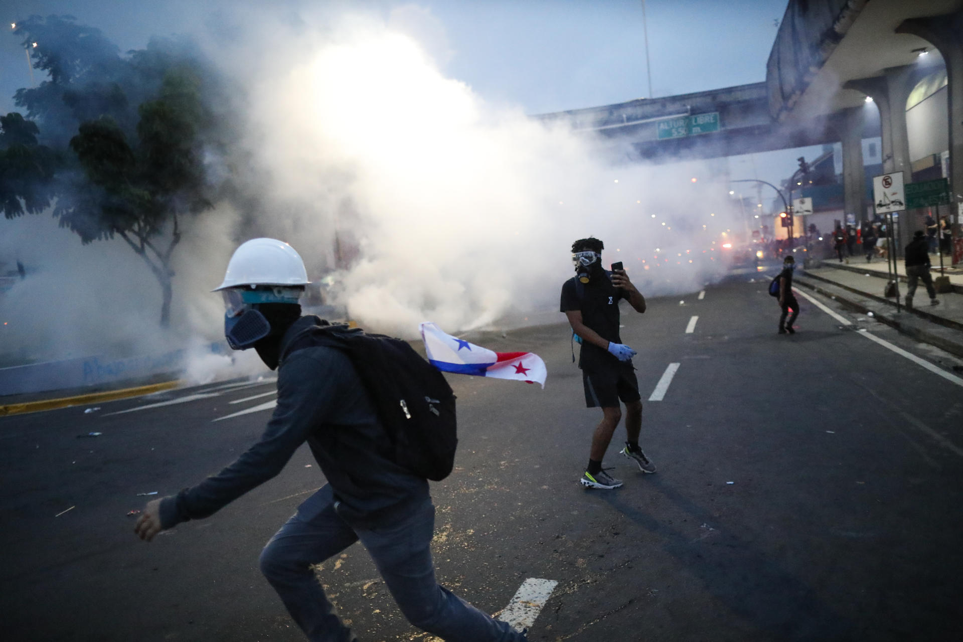 Las personas arrestadas en 13 días de protestas antiminería en Panamá aumentan a 948