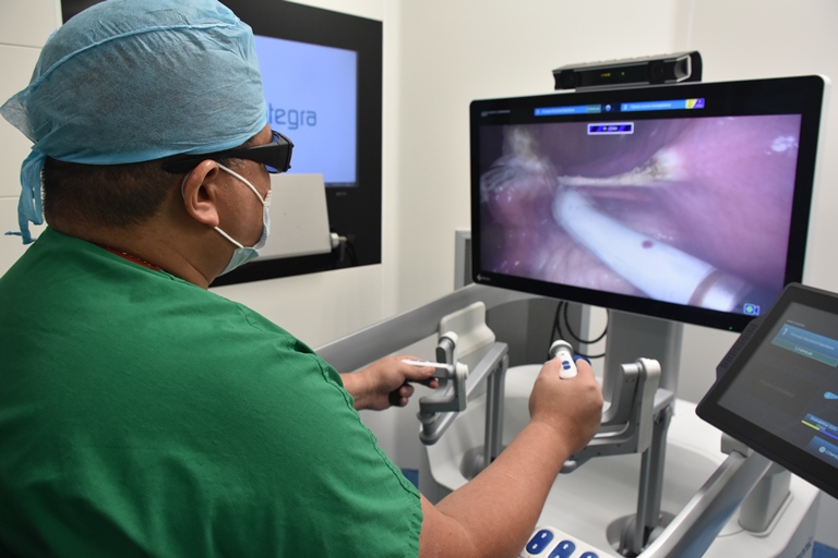 Un centenar de cirugías robóticas realiza Ciudad de la Salud