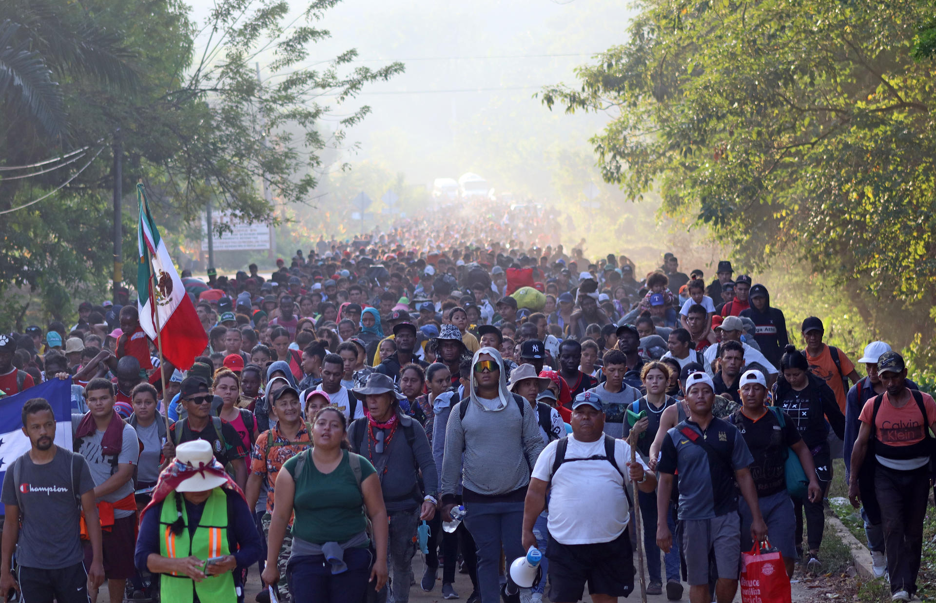 Enorme caravana de migrantes avanza por México ante visita de enviado de EE.UU.