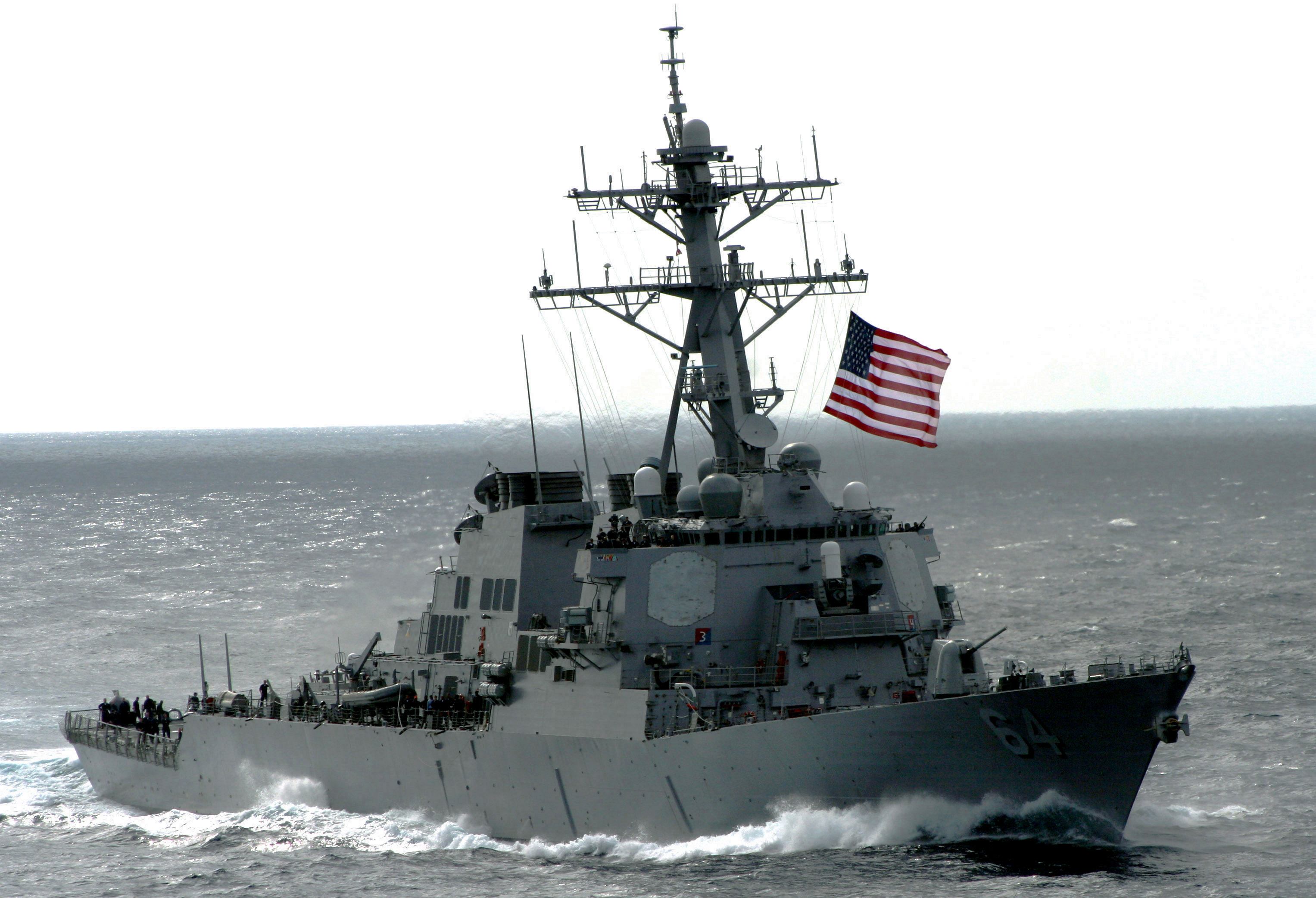 Atacaron con misiles balísticos un destructor de EE.UU., y otros barcos comerciales en el Mar Rojo