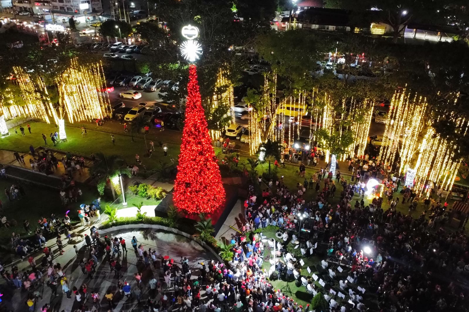 Con el encendido de luces arrancaron las actividades navideñas en el Parque Omar
