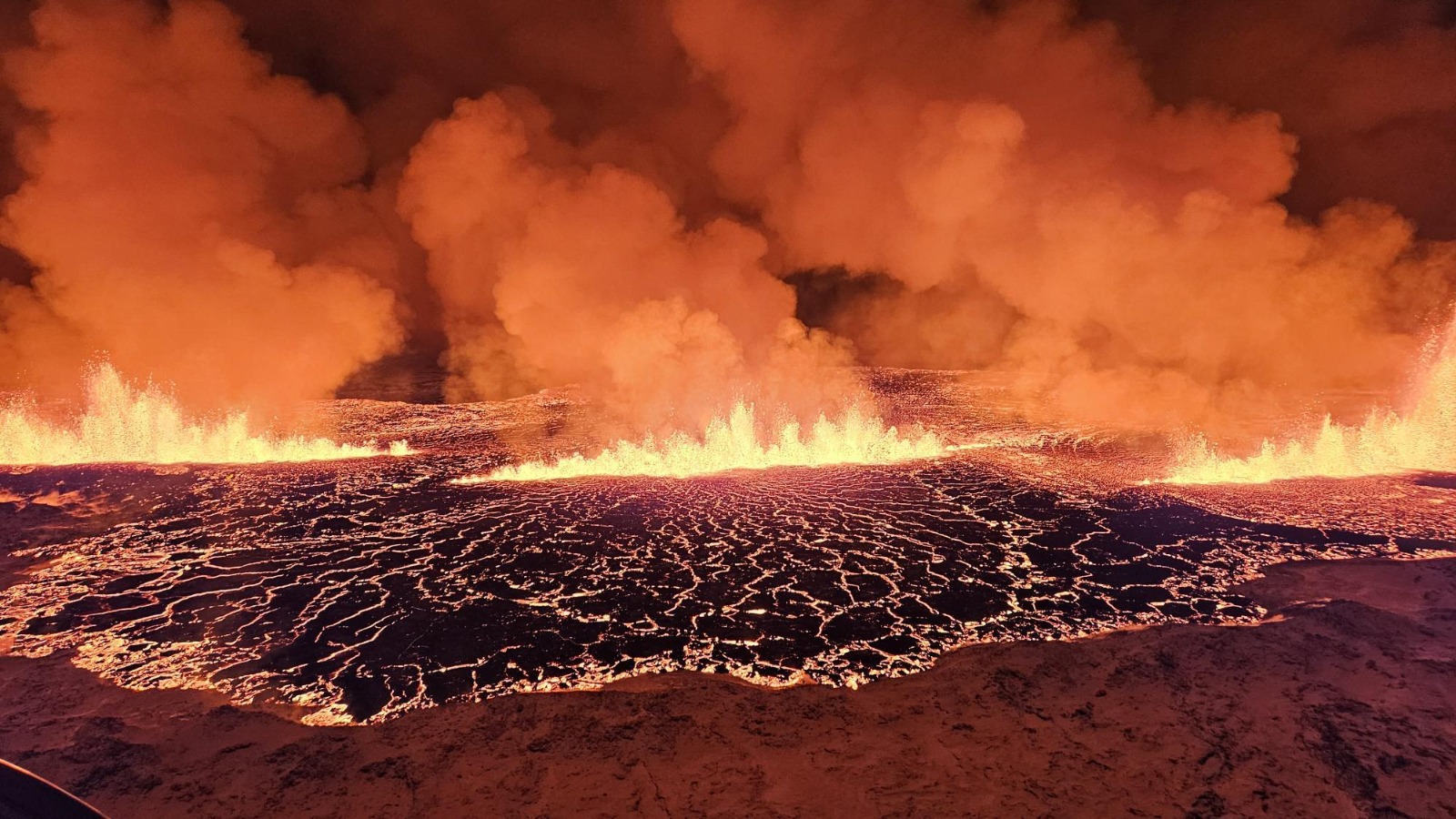 Volcán en Islandia entra en erupción