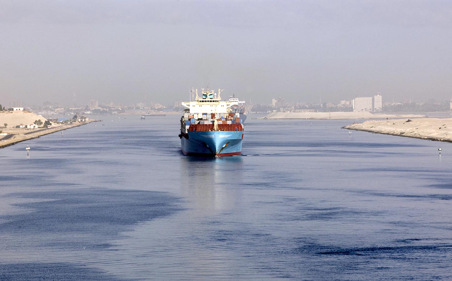 Canales de Suez y Panamá, un lío mundial para el transporte marítimo