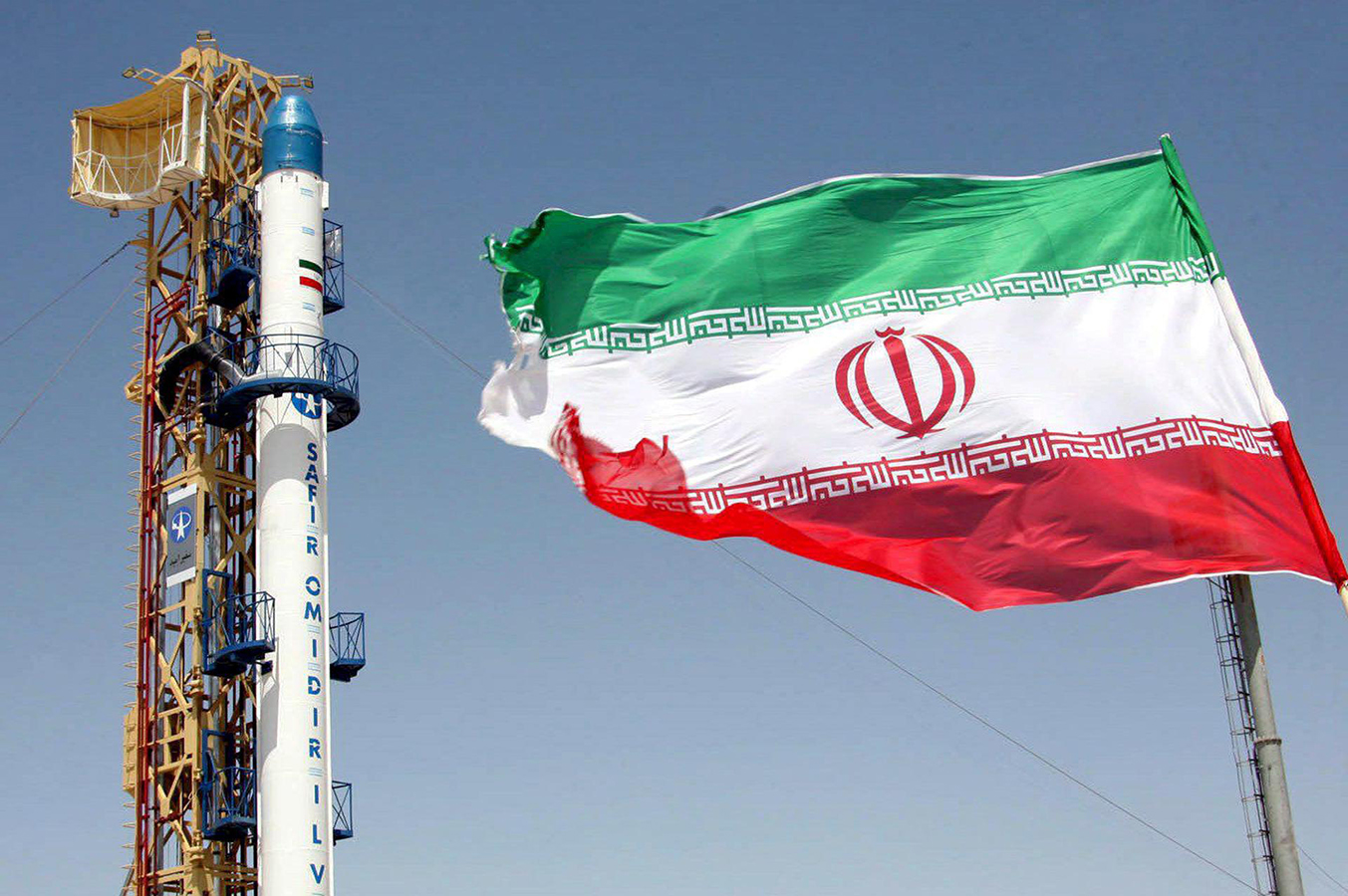 Irán pone en órbita tres satélites en forma simultánea