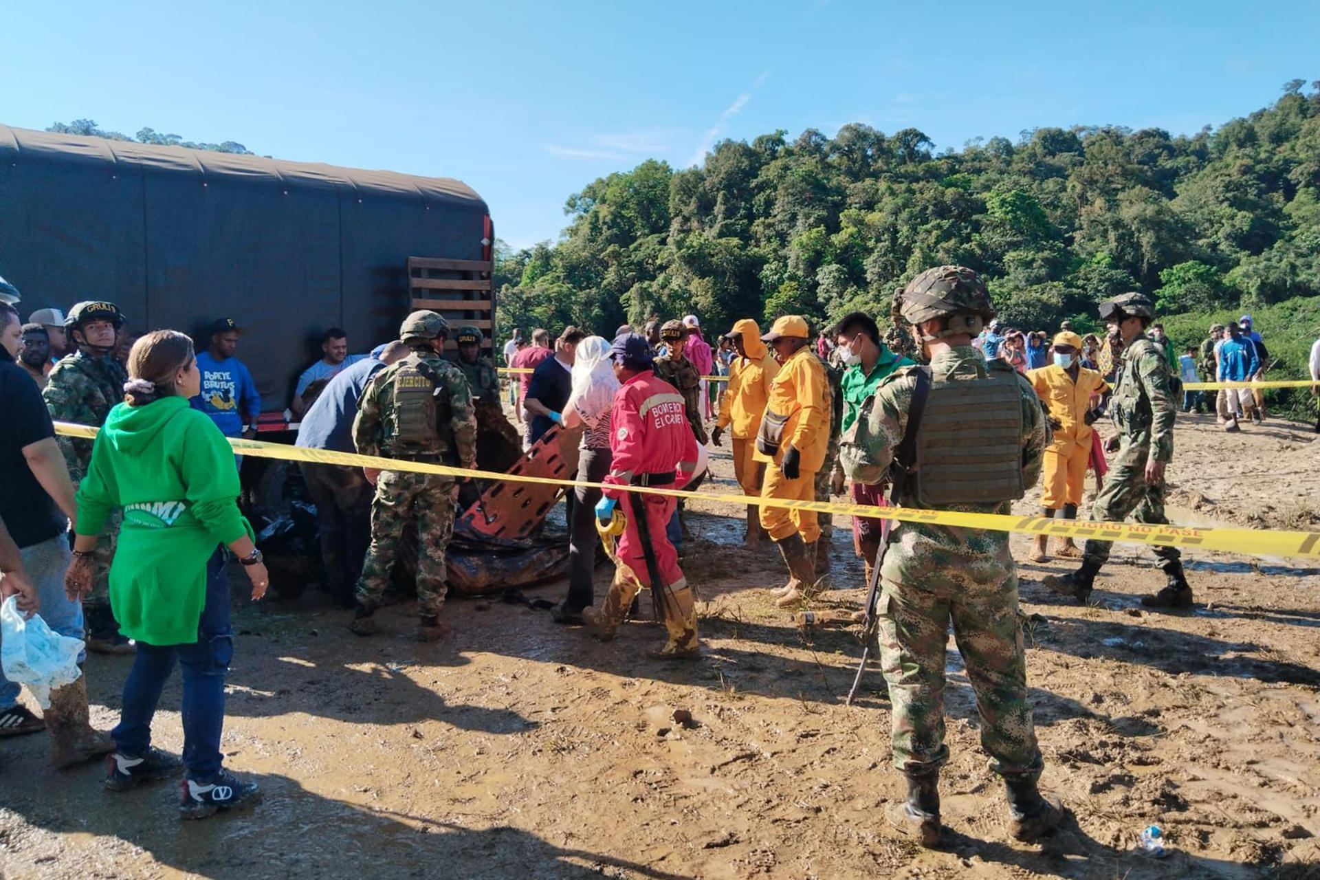 Al menos 18 muertos y 30 heridos en derrumbes en Colombia