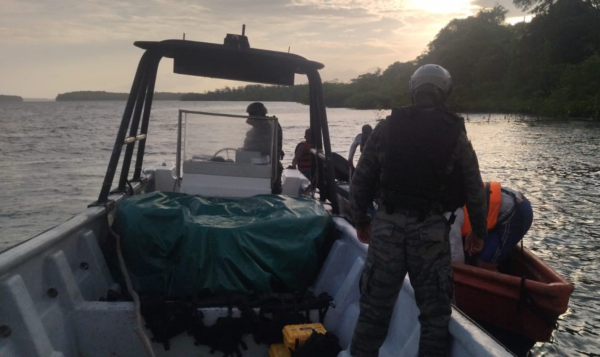 Rescatan siete tripulantes de embarcación a la deriva en Golfo de Montijo