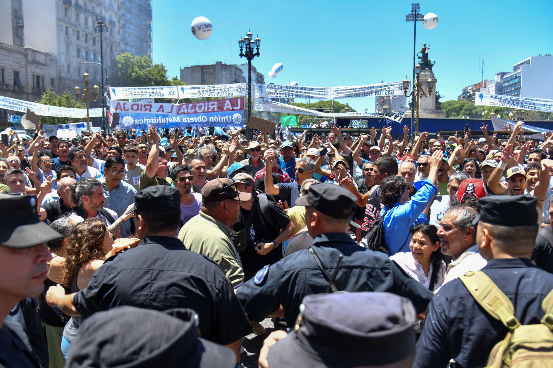 Argentinos dicen no al desmantelamiento del Estado impulsado por el ultraderechista Milei 