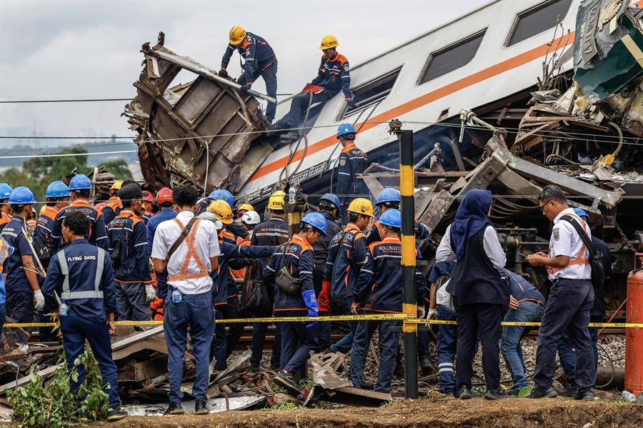 Tres muertos y 28 heridos, deja choque de trenes en Indonesia
