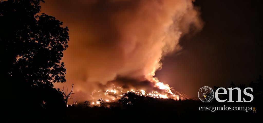 Más de un centenar de bomberos trata de sofocar incendio en Cerro Patacón 