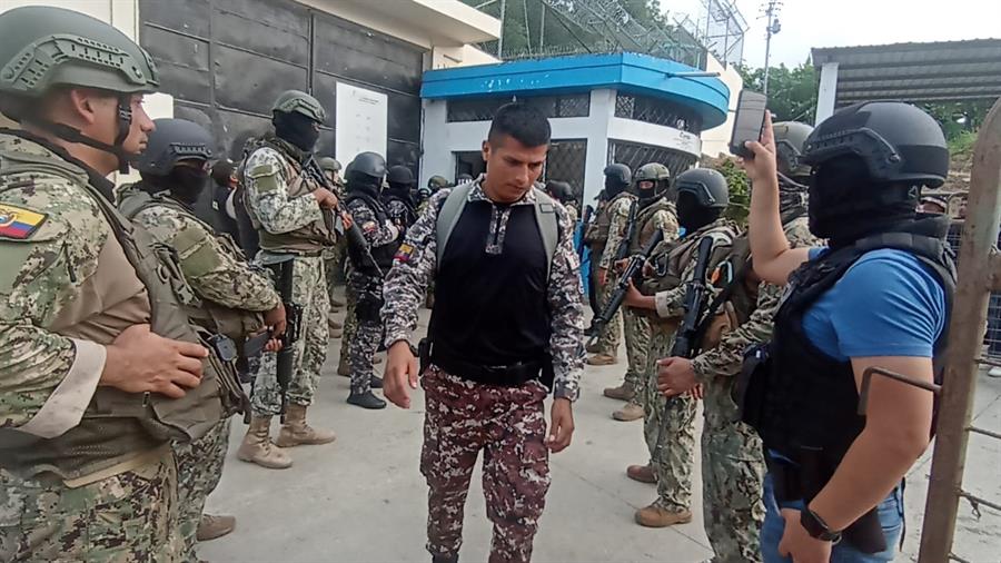 Autoridades ecuatorianas retoman control de las cárceles