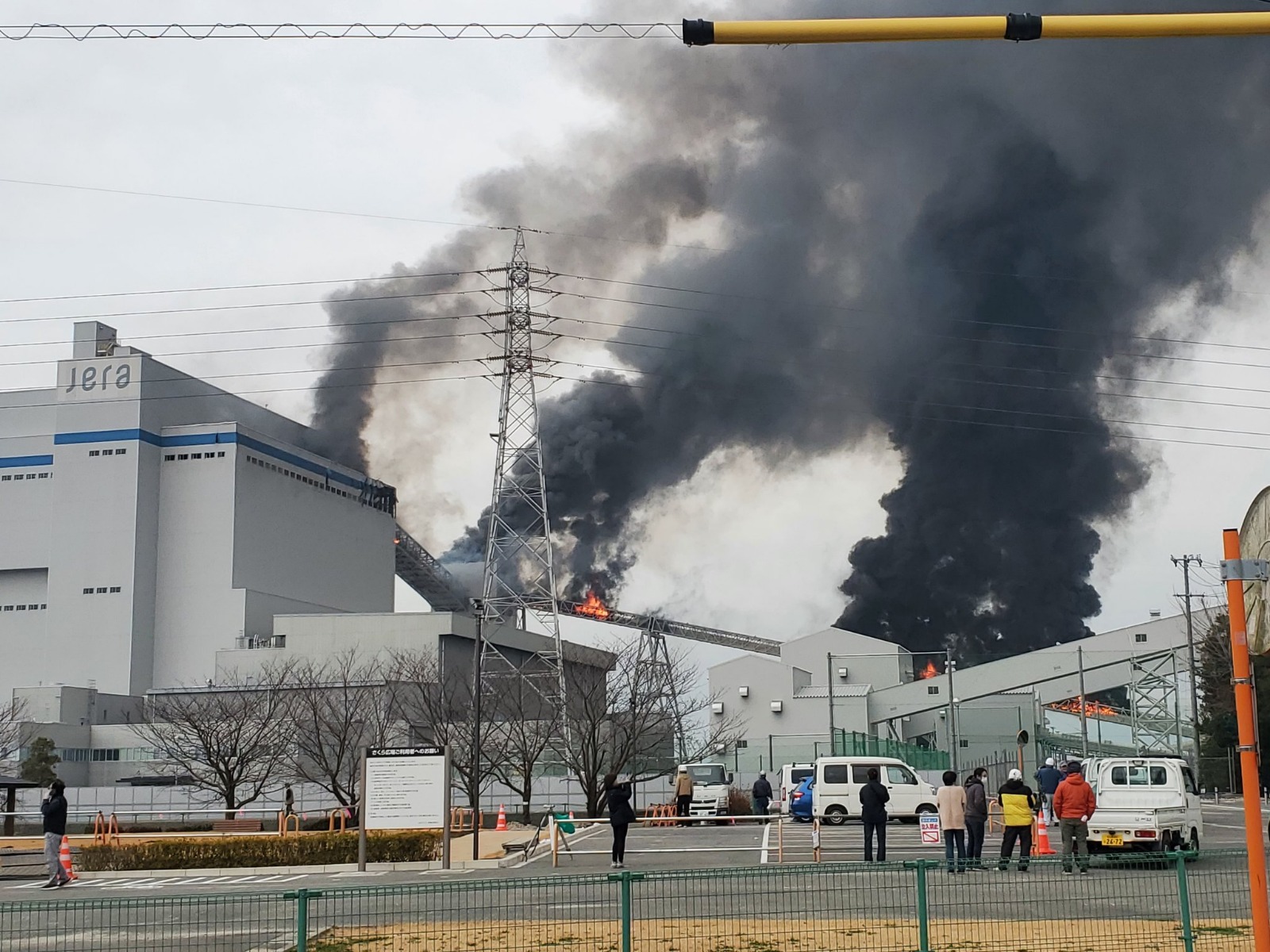 Se incendia central térmica de Japón tras explosión