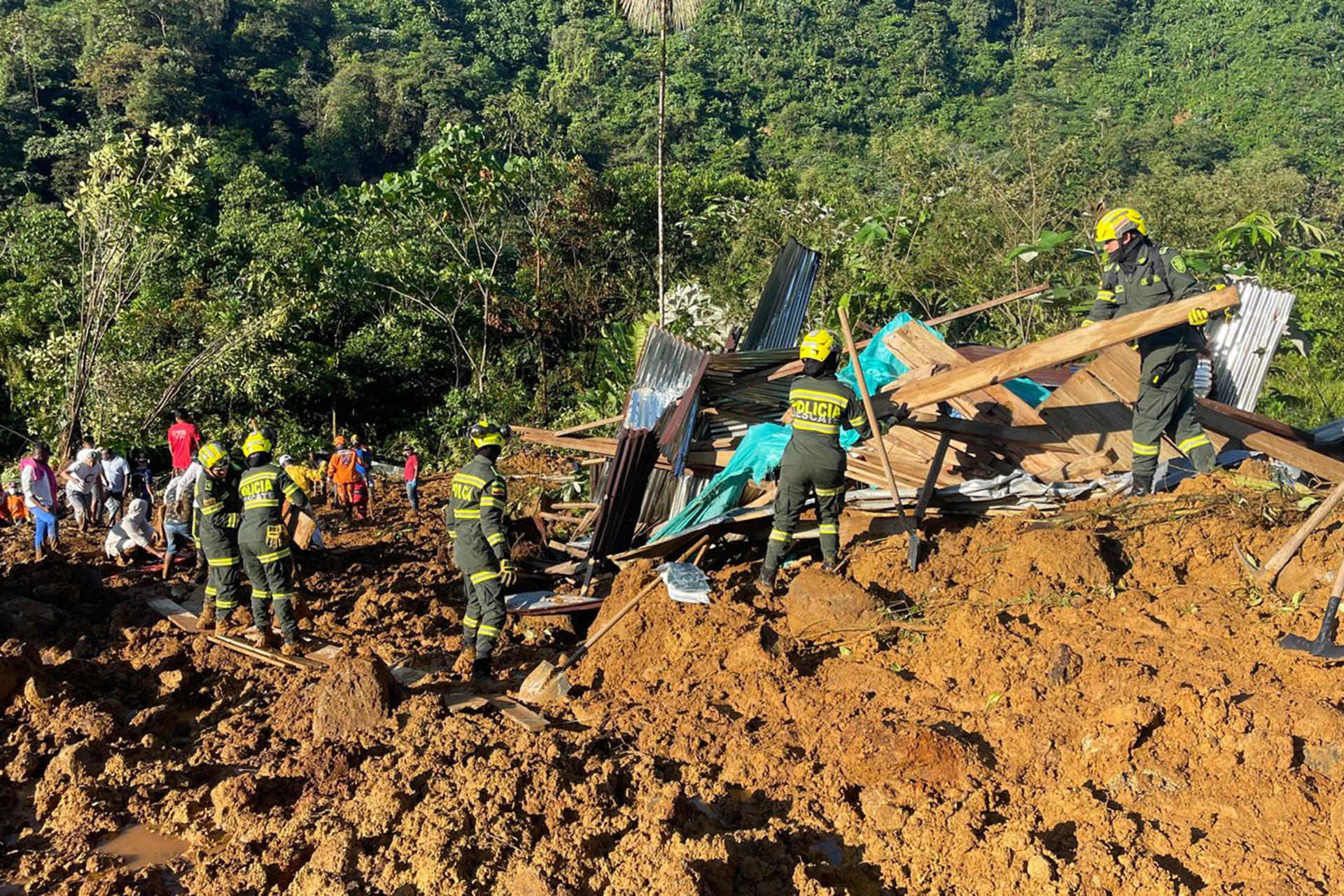 Confirman 40 muertos tras derrumbes en Colombia