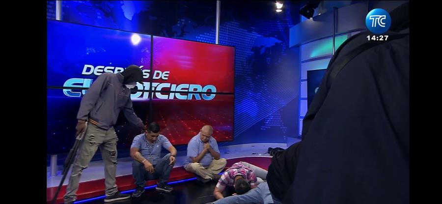 Encapuchados toman canal de televisión en Ecuador