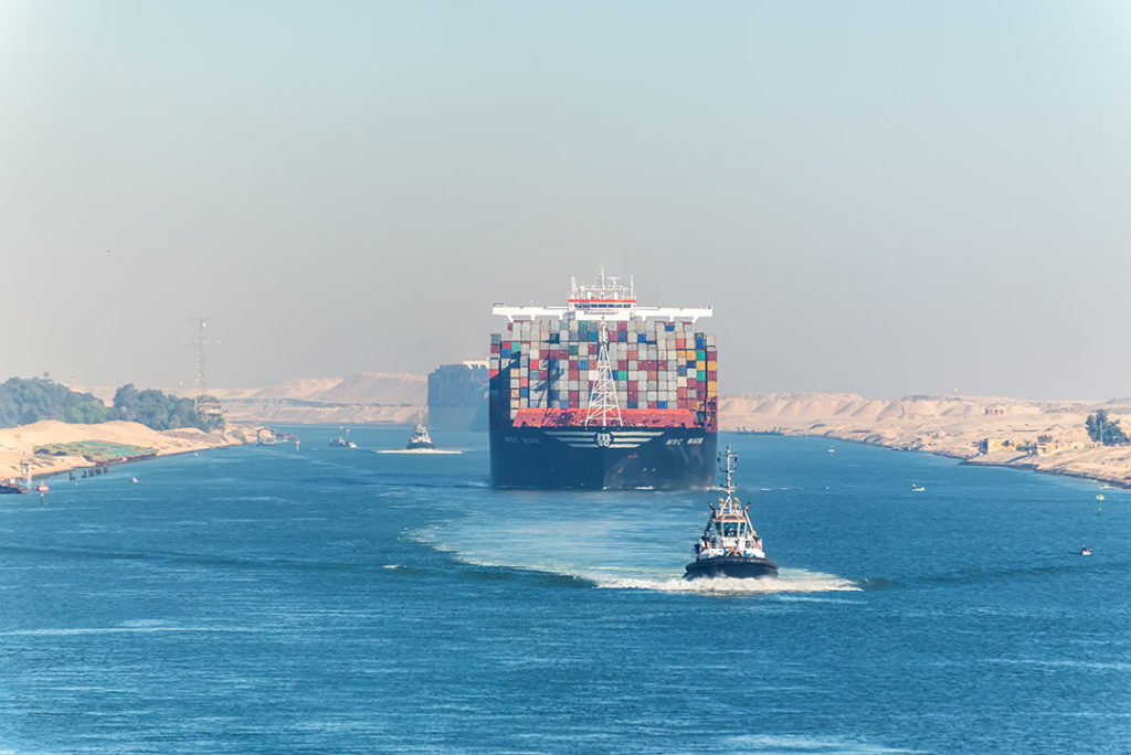Maersk espera reanudar "lo antes posible" cruce por Canal de Suez  