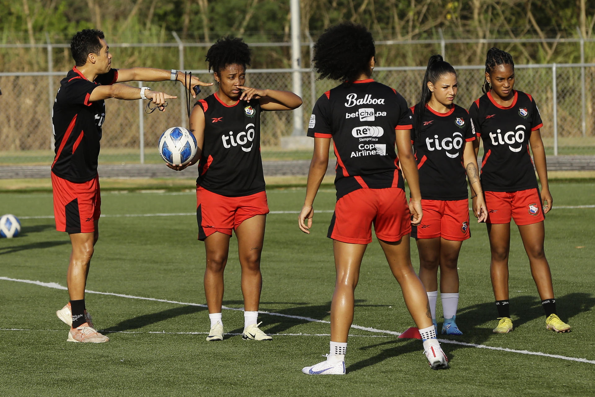 Selección femenina de Panamá se prepara para la Copa Oro