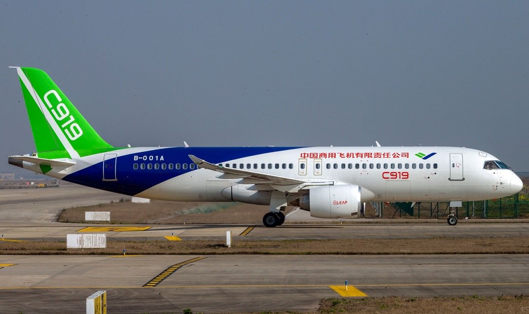 China promueve avión que compite con Airbus y Boeing